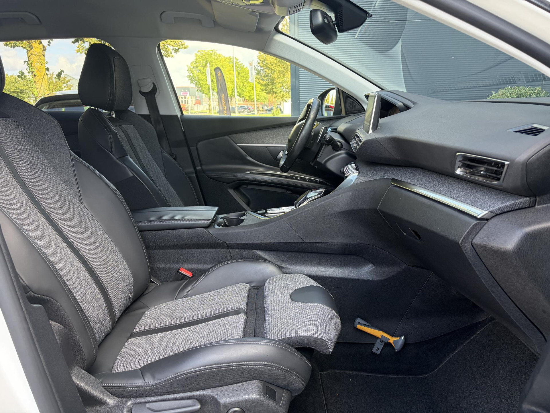 Peugeot 3008 1.2 PureTech Allure ✓1e Eigenaar✓D-riem vv 2024✓360° Camera✓Navi✓Trekhaak✓Carplay✓131pk✓Dealer Onderhouden✓Keyless✓Memory stoelen✓Halfleder✓Pdc V+A✓Stoelverw✓Dodehoeksensor✓17''Lm velgen✓N.A.P✓Apk tot 03-2027
