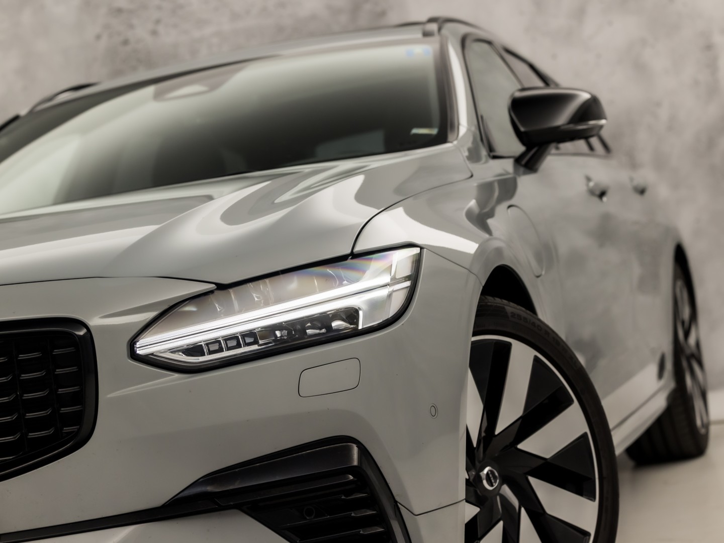 Volvo V90 2.0 T6 Plug-in hybrid AWD Ultimate Dark 350Pk Automaat (PANORAMADAK, HARMAN/KARDON, LUCHTVERING, MEMORY SEATS, 360 CAMERA, HEAD-UP DISPLAY, STUUR/STOELVERWARMING, ZWART HEMEL, NIEUWSTAAT)