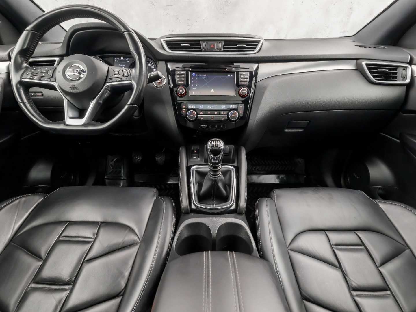 Nissan Qashqai 1.2 Tekna + Sport pack (PANORAMADAK, NAVIGATIE, MEMORY SEAT, NAPPA LEDER, ZWART HEMEL, 360 CAMERA, STOELVERWARMING, GETINT GLAS, TREKHAAK, NIEUWE APK, NIEUWSTAAT)