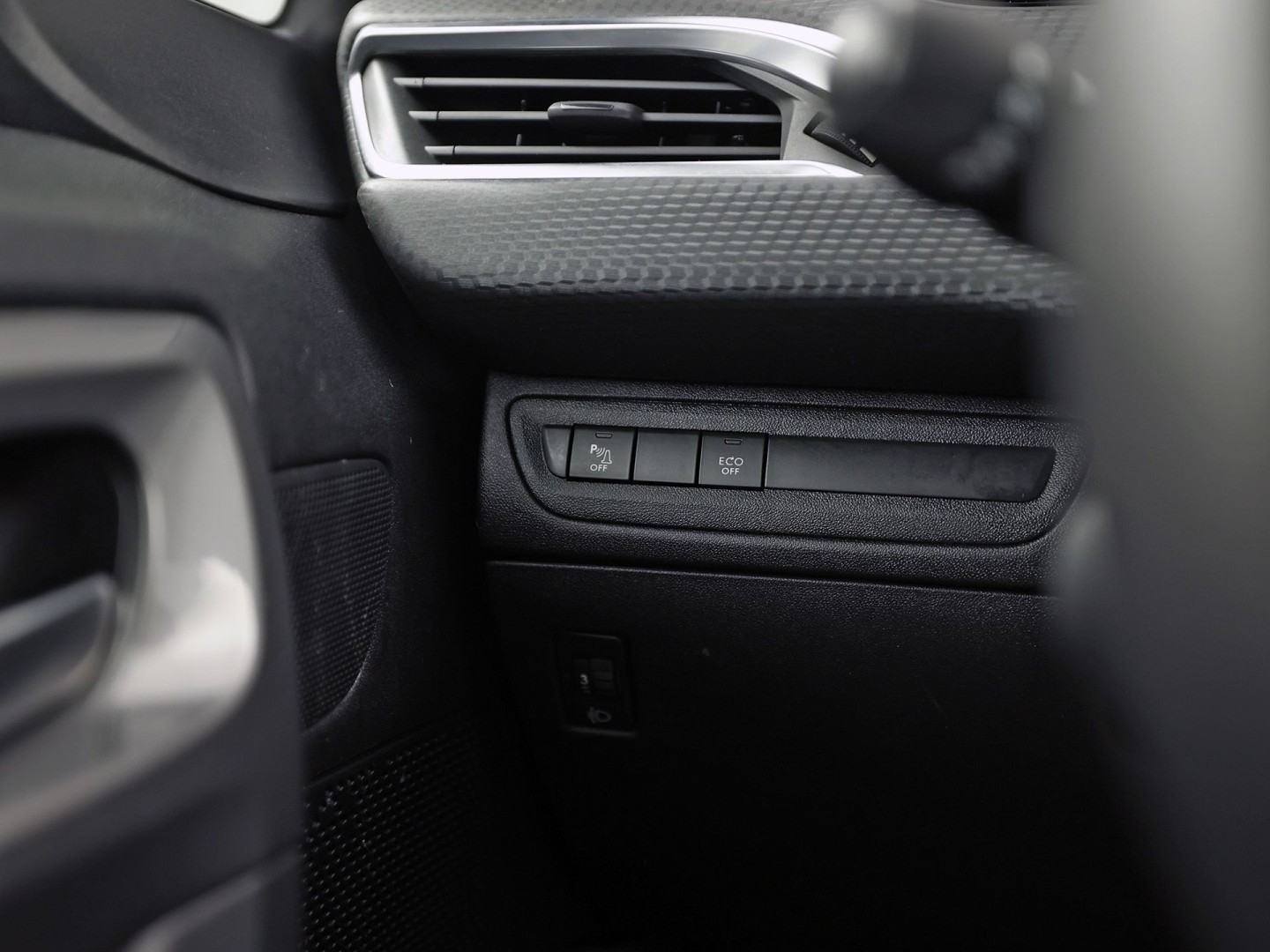 Peugeot 2008 1.2 PureTech Sport (PANORAMADAK, APPLE CARPLAY, NAVIGATIE, LM VELGEN, SPORTSTOELEN, PARKEERSENSOREN, CRUISE, NIEUWSTAAT)
