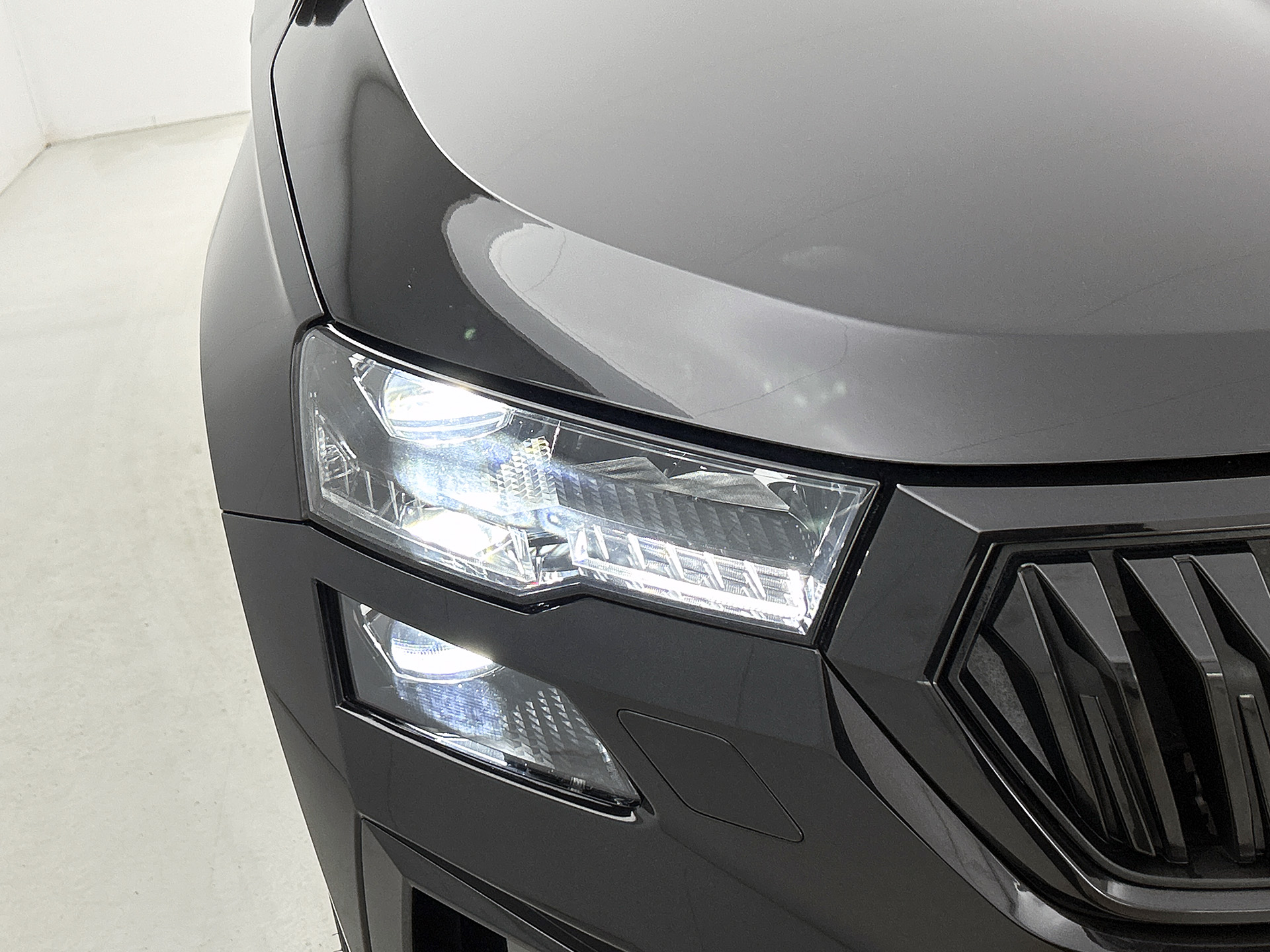 ŠKODA Karoq 1.5 TSI ACT Sportline Business | PANORAMADAK | 360 CAMERA | WINTERPACK | KEYLESS | NAVI | ELEKTR. ACHTERKLEP