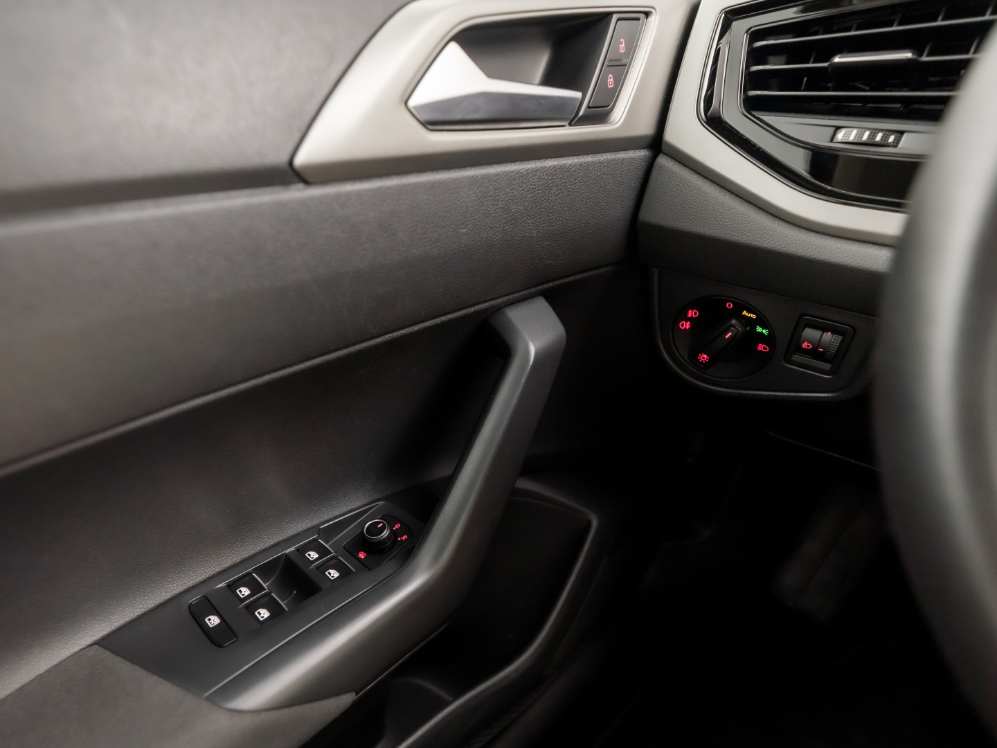 Volkswagen Polo 1.0 TSI Sportline (APPLE CARPLAY, GROOT NAVI, GETINT GLAS, LM VELGEN, SPORTSTOELEN, ADAPTIVE CRUISE, NIEUWSTAAT)