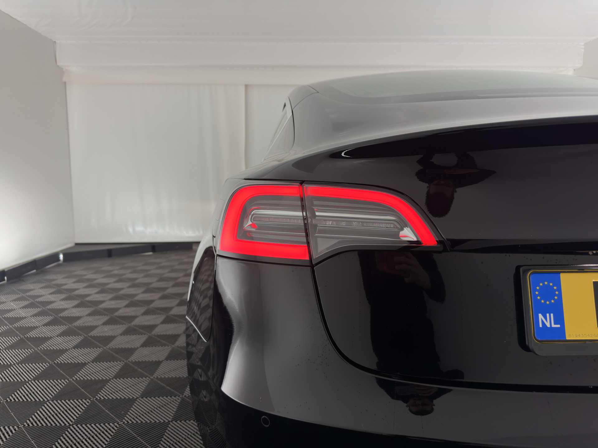 Tesla Model 3 Standard RWD Plus 60 kWh [ 3-Fase ] {SOH-86%} (INCL-BTW) Aut. *PANO | AUTO-PILOT | LEATHER | KEYLESS | FULL-LED | MEMORY-PACK | SURROUND-VIEW | DAB | CARPLAY | DIGI-COCKPIT | LANE-ASSIST | COMFORT-SEATS | 18"ALU*