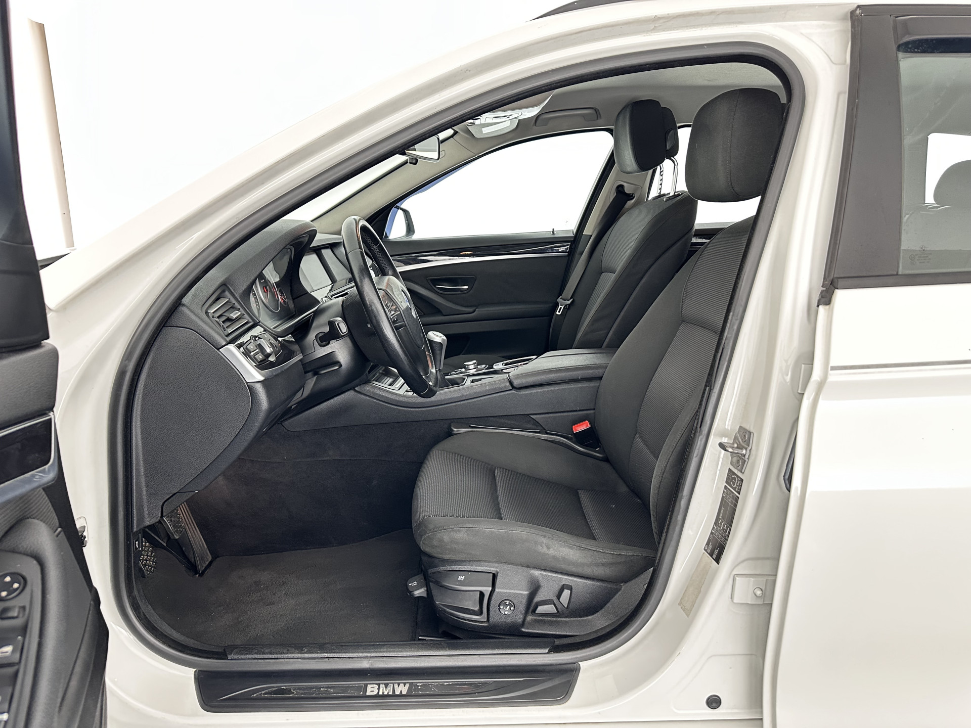 BMW 5-serie Touring 520d Shadow-line *BI-XENON | NAVI-FULLMAP | HEATED-COMFORTSEATS | ECC | KEYLESS | PDC | CRUISE | 18''ALU*