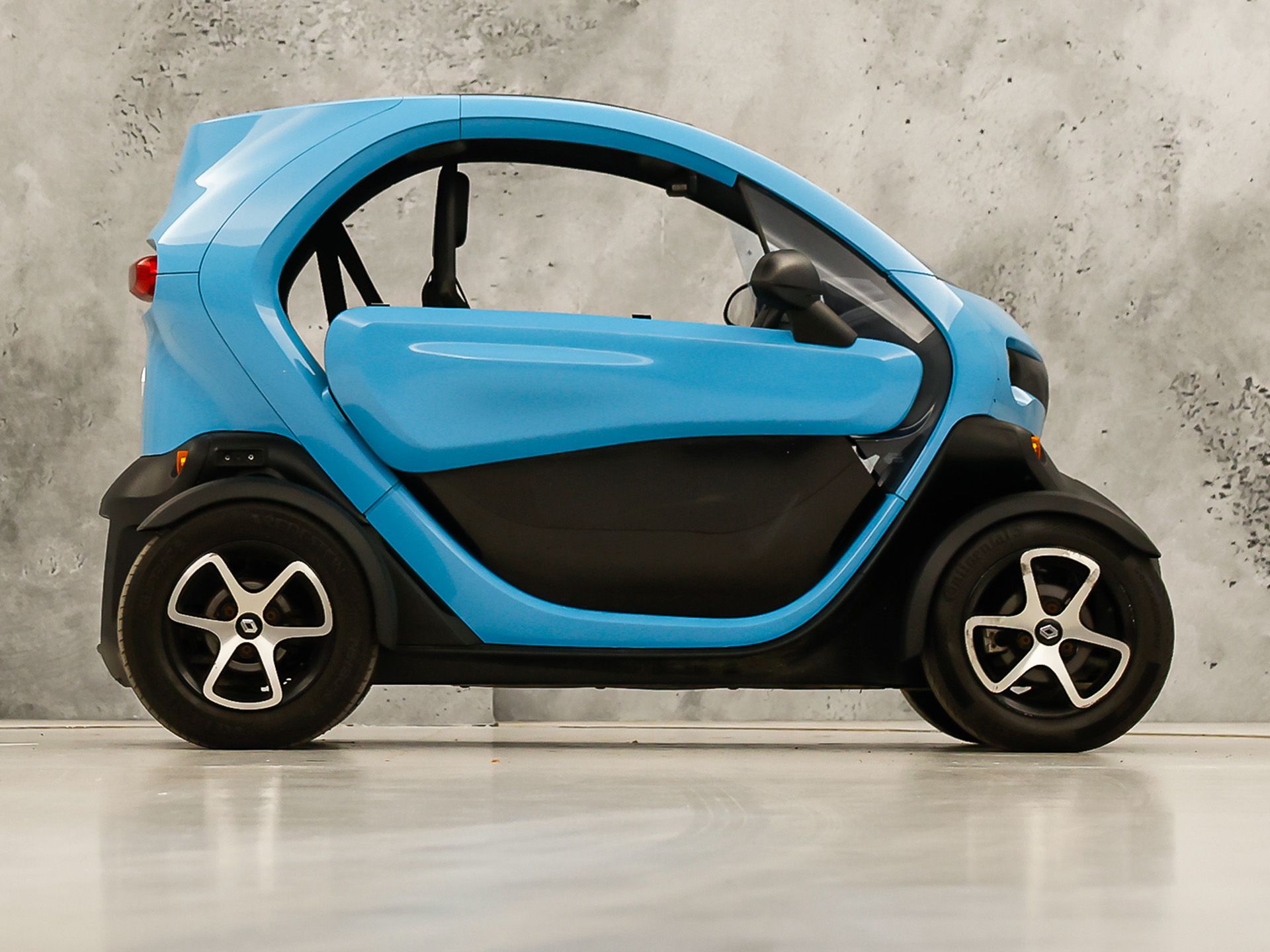 Renault Twizy Life Sport (45 KMH, BROMMER KENTEKEN, LED, ZWART LEDER, PARKEERSENSOREN, SPORTSTOEL, NIEUWSTAAT)