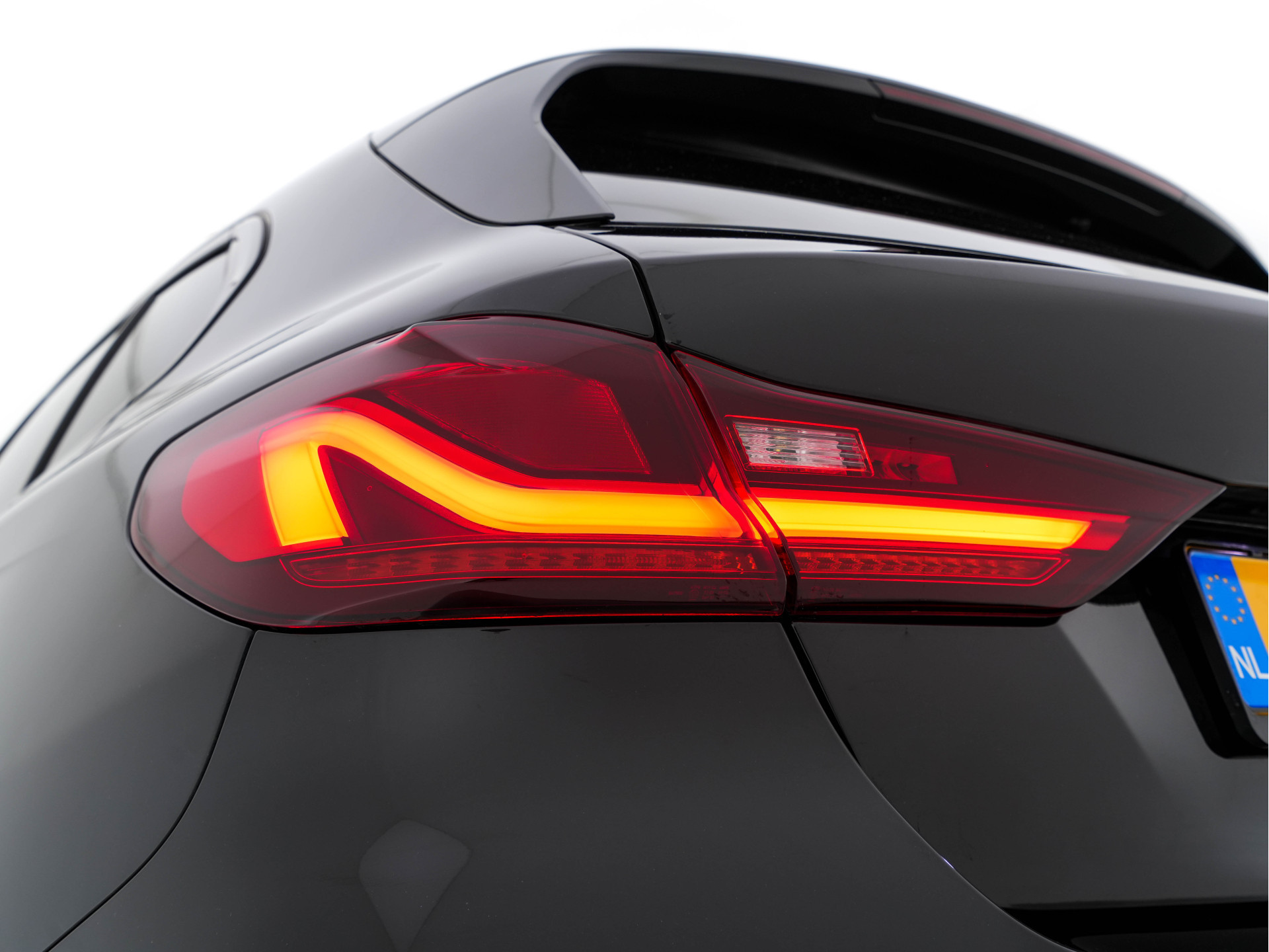 BMW 1-serie 116d Executive Edition Sport-Line (INCL-BTW) *DIGI-COCKPIT | FULL-LED | NAVI-FULLMAP | LEATHER-MICROFIBRE | AMBIENT-LIGHT | CARPLAY | CRUISE | KEYLESS | HEATED-SPORTSEATS | PRIVACY-GLASS | DAB | ECC | PDC | 17"ALU*