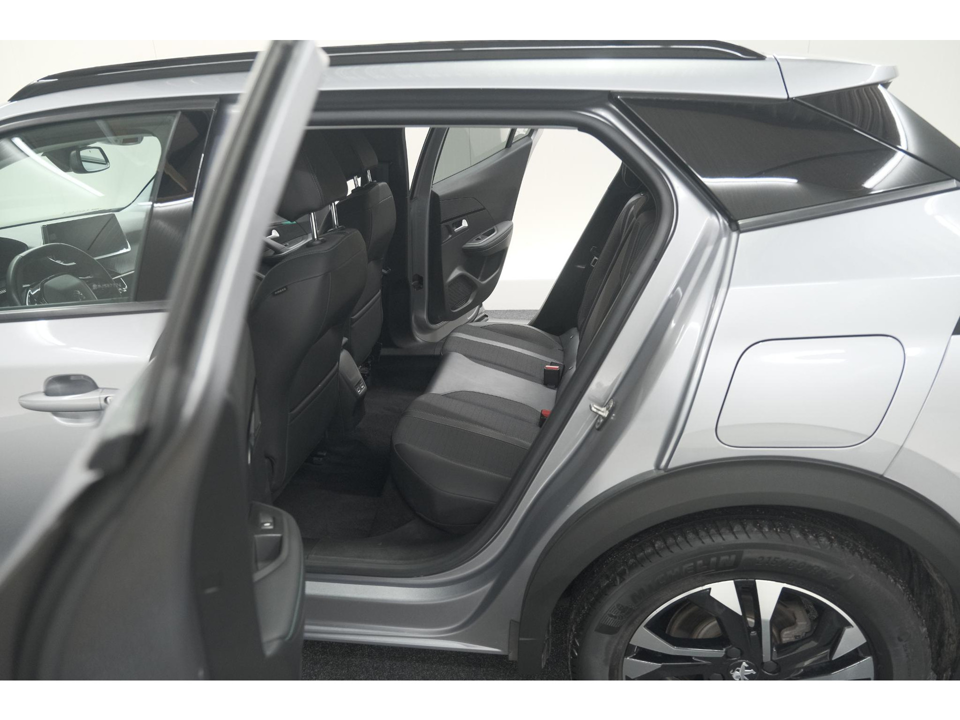 Peugeot e-2008 EV Allure 50 kWh | SOH=96.7 % | 3 Fase Laadfunctie | Camera | Navigatie | Parkeersensoren | Apple Carplay