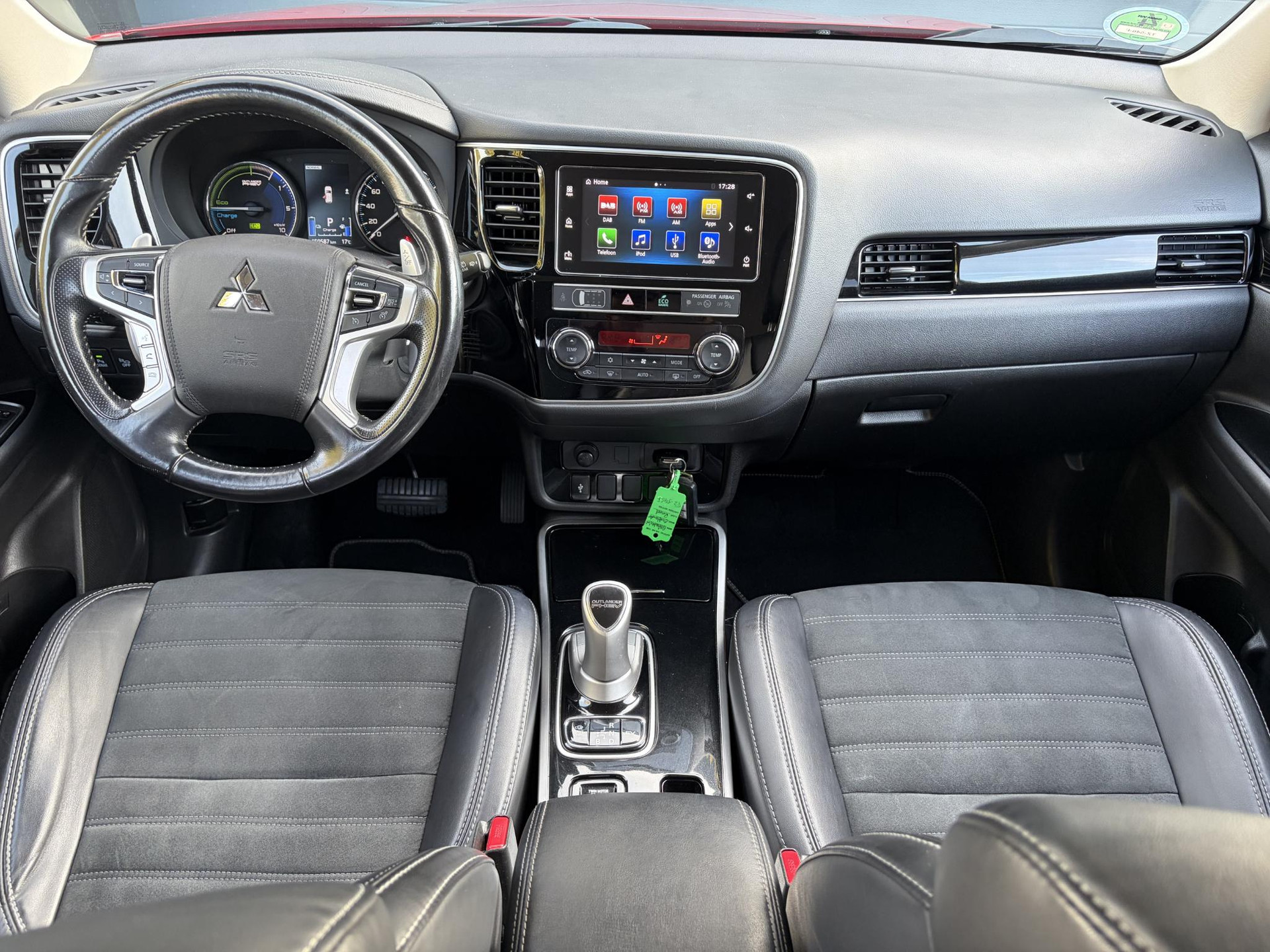 Mitsubishi Outlander 2.4 PHEV Intense ✓1e Eigenaar✓Trakhaak✓SOH 67%✓Carplay✓Camera✓Alcantara-Leder✓Stoelverw-Stoelverkoeling✓Clima✓Cruise✓Pdc V+A✓Keyless✓Net beurt gehad✓18" Lmv✓N.A.P✓Apk tot 10-2027
