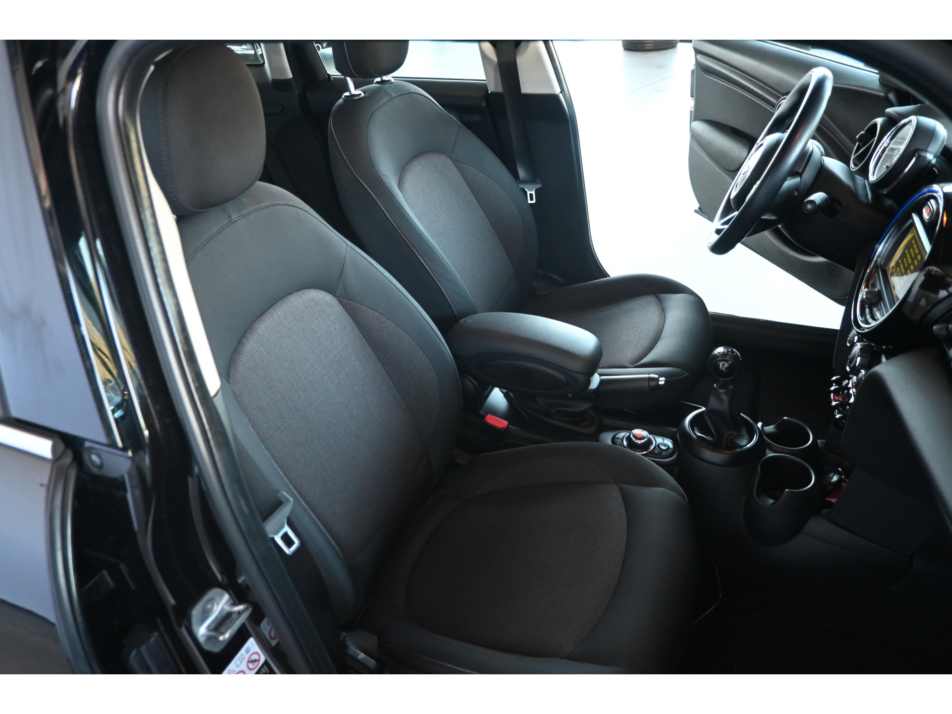 MINI Mini 1.5 Business Nap Airco Cruise control Navigatie Lichtmetaal Inruil mogelijk