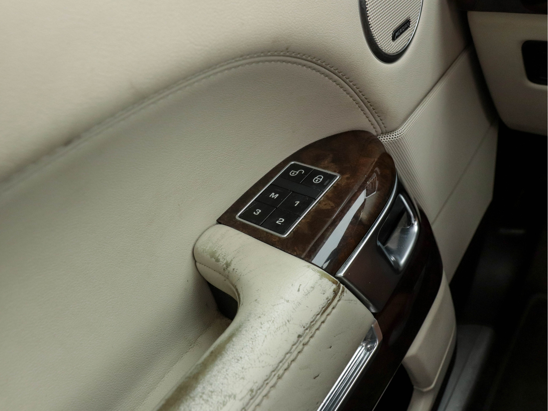 Land Rover Range Rover 3.0 TDV6 Vogue Aut. *PANO | LEATHER | NAVI-FULLMAP | DIGI-COCKPIT | SURROUND-VIEW | BI-XENON | MERIDIAN-AUDIO | MEMORY-PACK | AIR SUSPENSION | HEATED-COMFORTSEATS | SHIFT-PADDLES | 20"ALU*