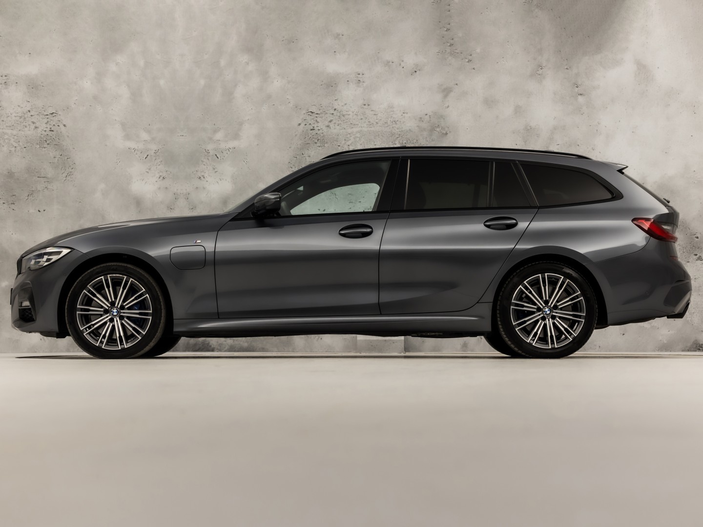 BMW 3 Serie 330e M Sport High Executive 292Pk Automaat (PANORAMADAK, M PAKKET, APPLE CARPLAY, CAMERA, LEDER/ALCANTARA, SFEERVERLICHTING, GETINT GLAS, ELEK ACHTERKLEP, STOELVERWARMING, NIEUWSTAAT)