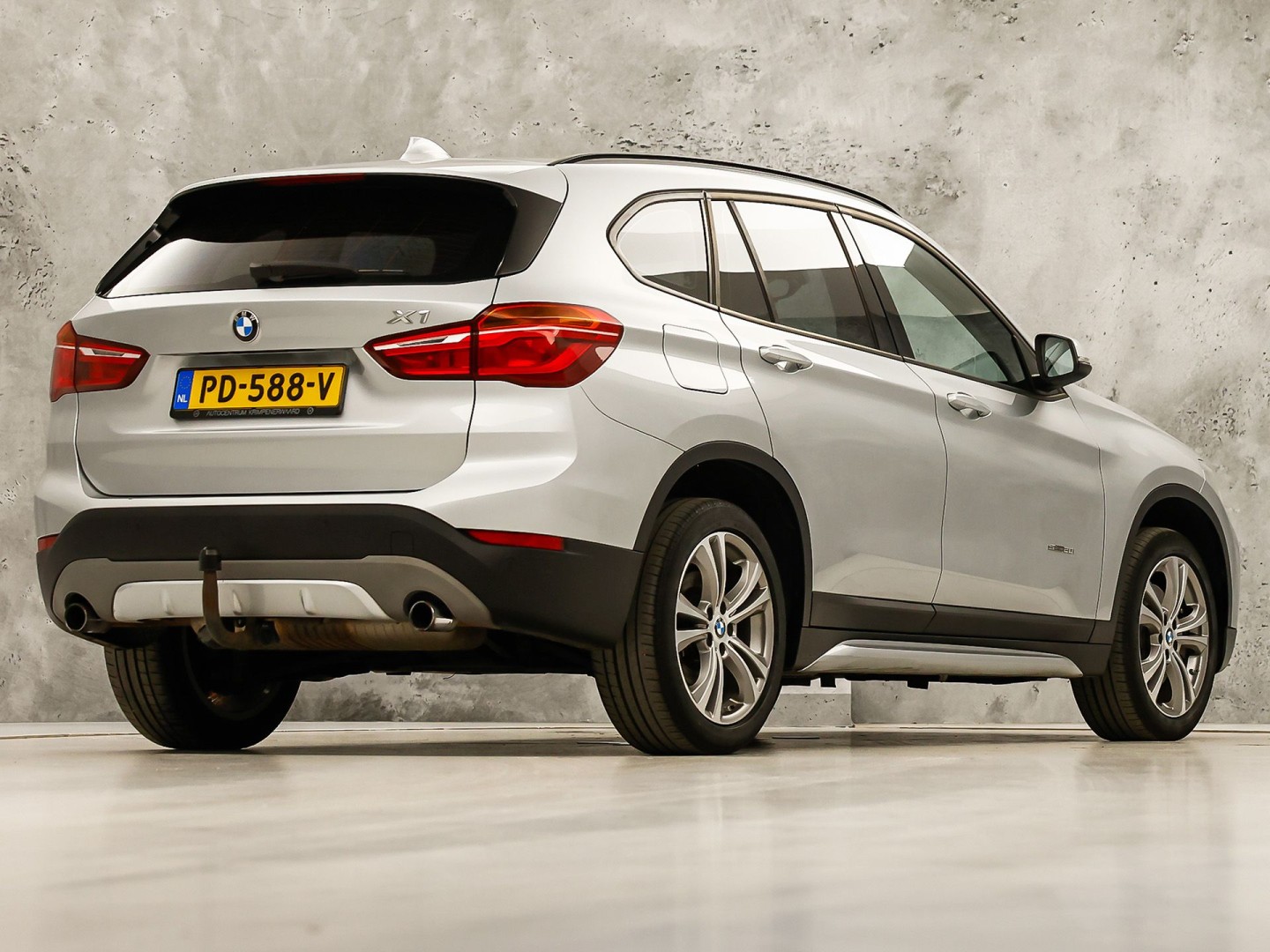 BMW X1 sDrive20i Executive 192Pk Automaat (NAVIGATIE, CLIMATE, TREKHAAK, SPORTSTOELEN, GETINT GLAS, PARKEERSENSOREN, NIEUWSTAAT)
