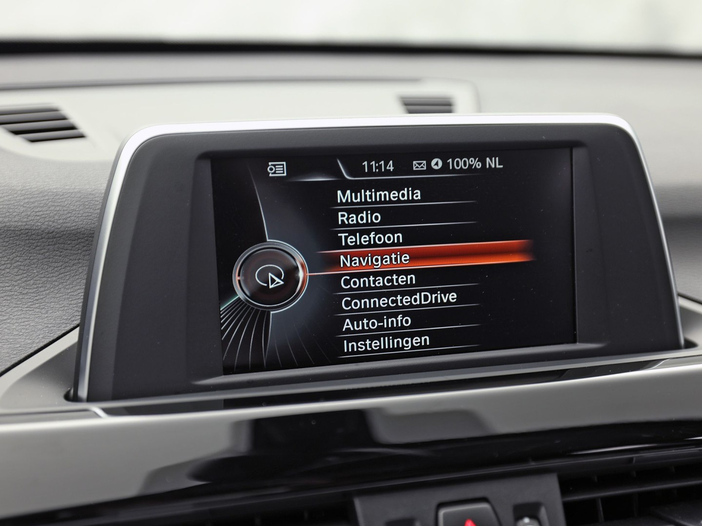 BMW X1 sDrive20i Executive 192Pk Automaat (NAVIGATIE, CLIMATE, TREKHAAK, SPORTSTOELEN, GETINT GLAS, PARKEERSENSOREN, NIEUWSTAAT)