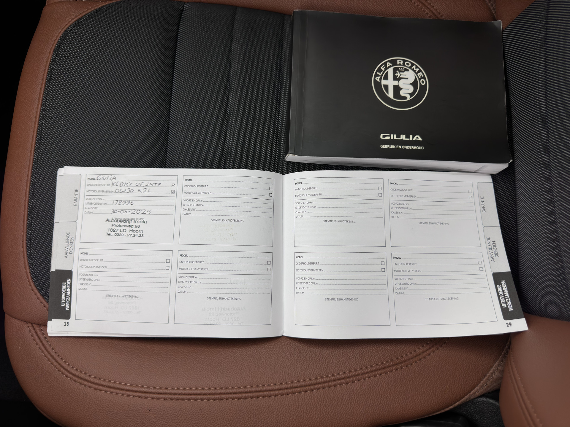 Alfa Romeo Giulia 2.0T Sprint (INCL-BTW) Aut. *PANO | LEATHER-FABRIC | XENON | ADAPTIVE-CRUISE | BLIND-SPOT | SPORTSEATS | CAMERA | NAVI-FULLMAP | DAB+ | SHIFT-PADDLES | PRIVACY-GLASS | LANE-ASSIST | BLINDSPOT | KEYLESS |