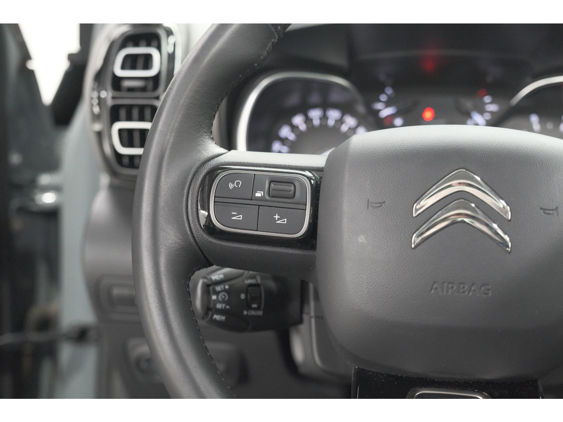 Citroen C3 Aircross PureTech 130 EAT6 Shine | Schuif-/Kanteldak | Camera | Dodehoekdetectie | Head-Up Display