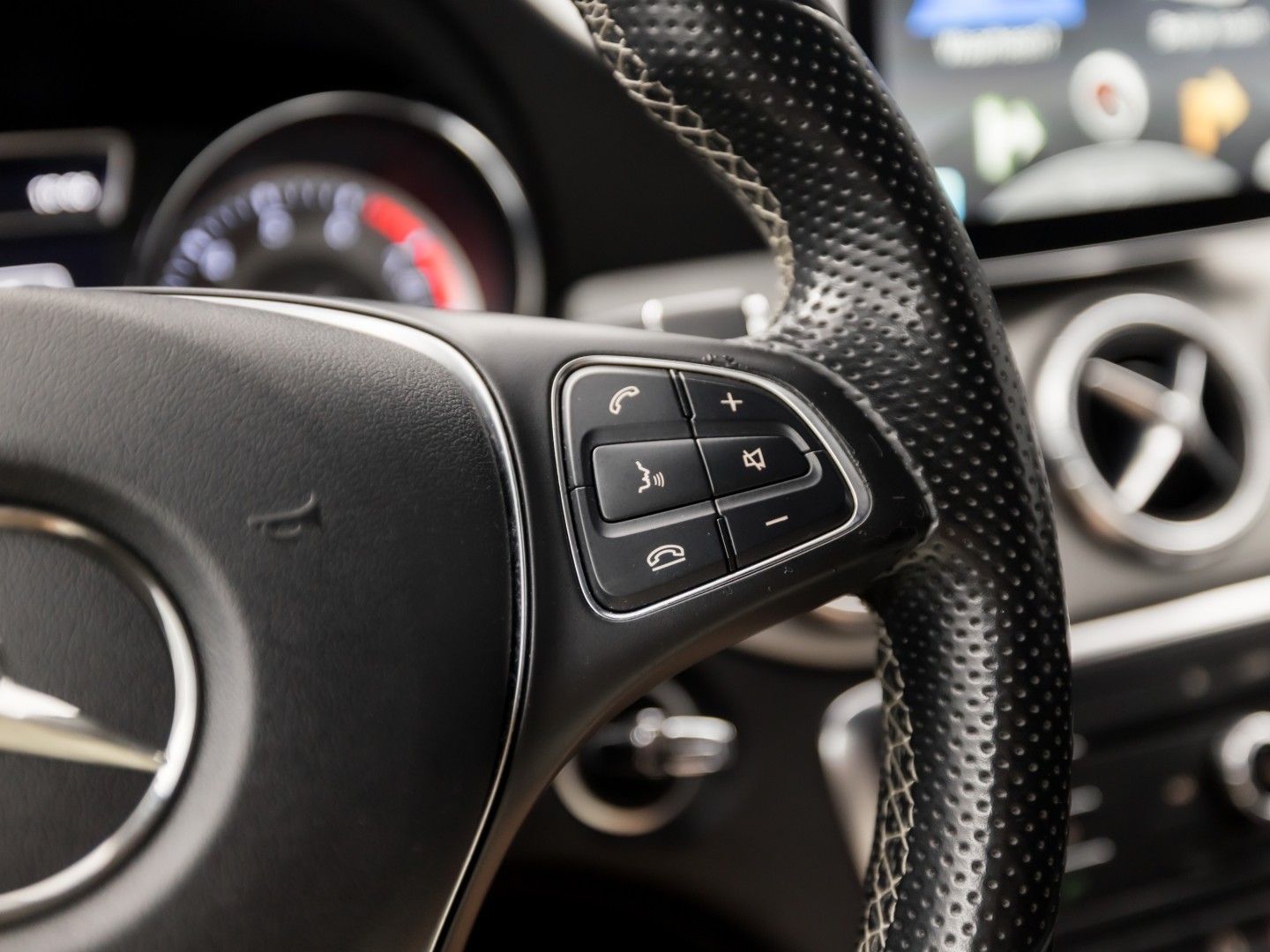 Mercedes-Benz CLA-Klasse 180 AMG Sport Automaat (GROOT NAVI, LEDER, ZWART HEMEL, STOELVERWARMING, SPORTSTOELEN, GETINT GLAS, CRUISE, NIEUWE APK, NIEUWSTAAT)