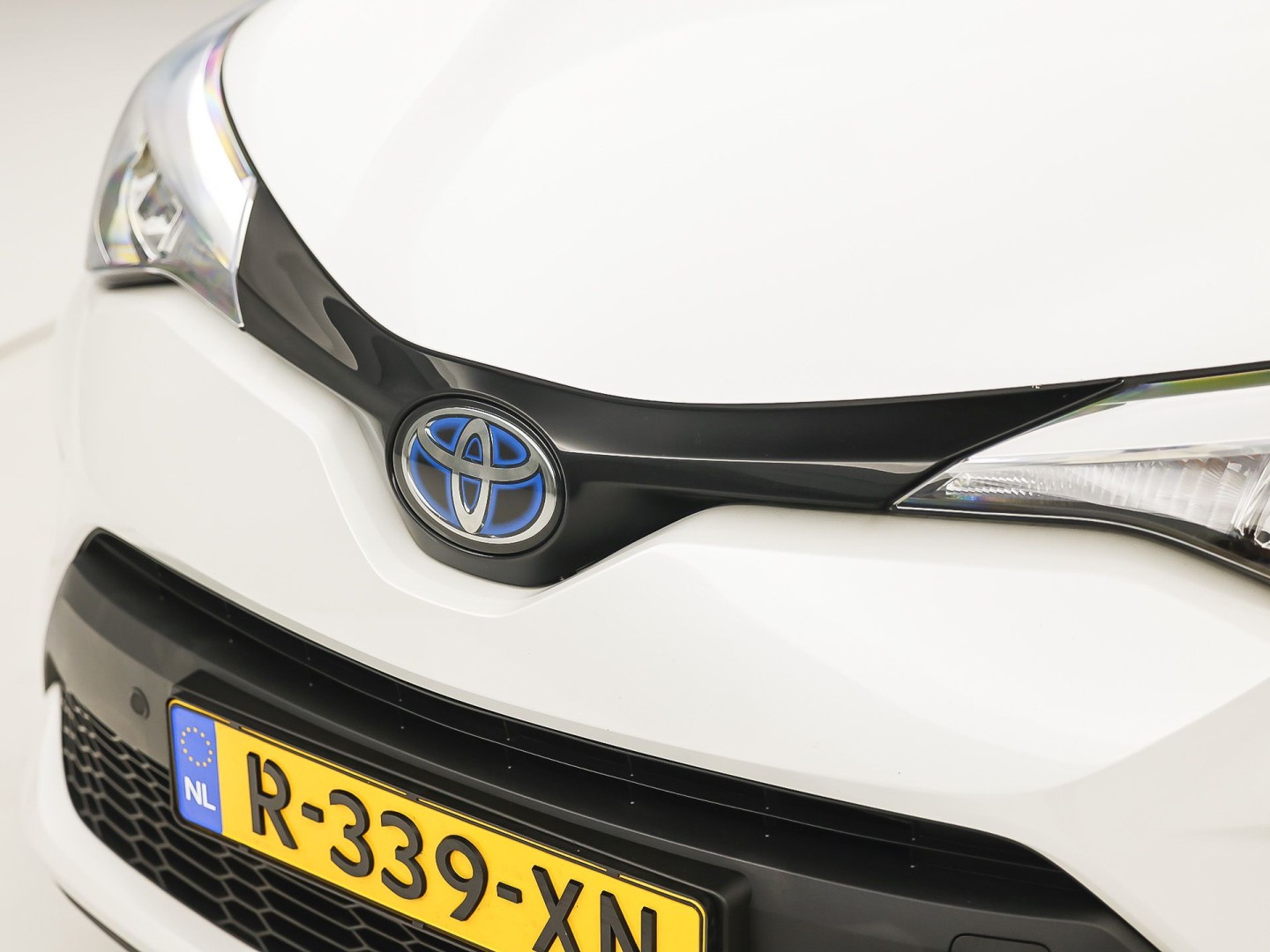 Toyota C-HR 1.8 Hybrid Sport Automaat (GROOT NAVI, CLIMATE, CAMERA, STOELVERWARMING, SPORTSTOELEN, ADAPTIVE CRUISE, GETINT GLAS, KEYLESS, NIEUWSTAAT)