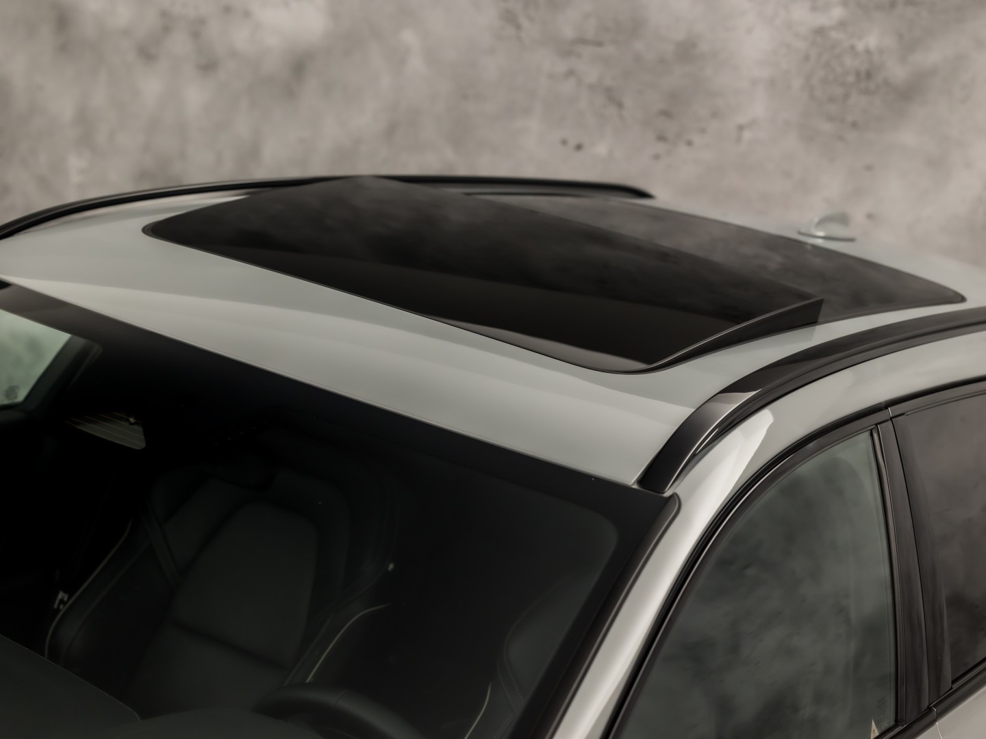 Volvo V90 2.0 T6 Plug-in hybrid AWD Ultimate Dark 350Pk Automaat (PANORAMADAK, HARMAN/KARDON, LUCHTVERING, MEMORY SEATS, 360 CAMERA, HEAD-UP DISPLAY, STUUR/STOELVERWARMING, ZWART HEMEL, NIEUWSTAAT)