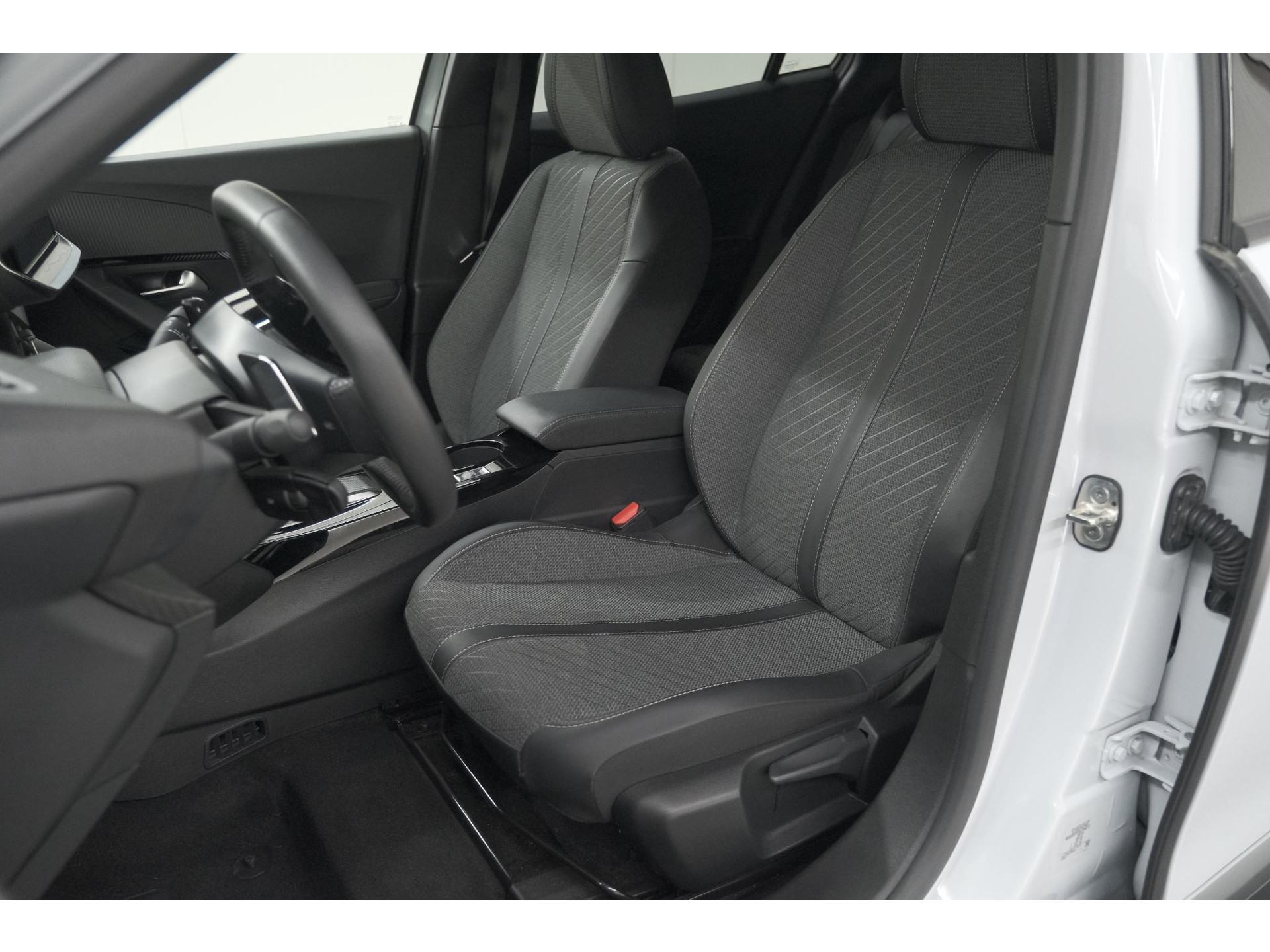 Peugeot 2008 1.2 Hybrid 145 Allure | Apple Carplay | Climate Control | Parkeersensoren Voor + Achter