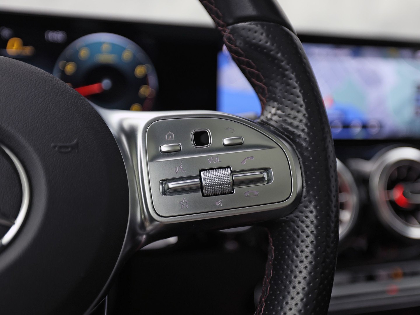 Mercedes-Benz GLA 200 AMG Sport 163Pk Automaat (PANORAMADAK, GROOT NAVI, SFEERVERLICHTING, CAMERA, SPORTSTOELEN, STOELVERWARMING, GETINT GLAS, NIEUWSTAAT)
