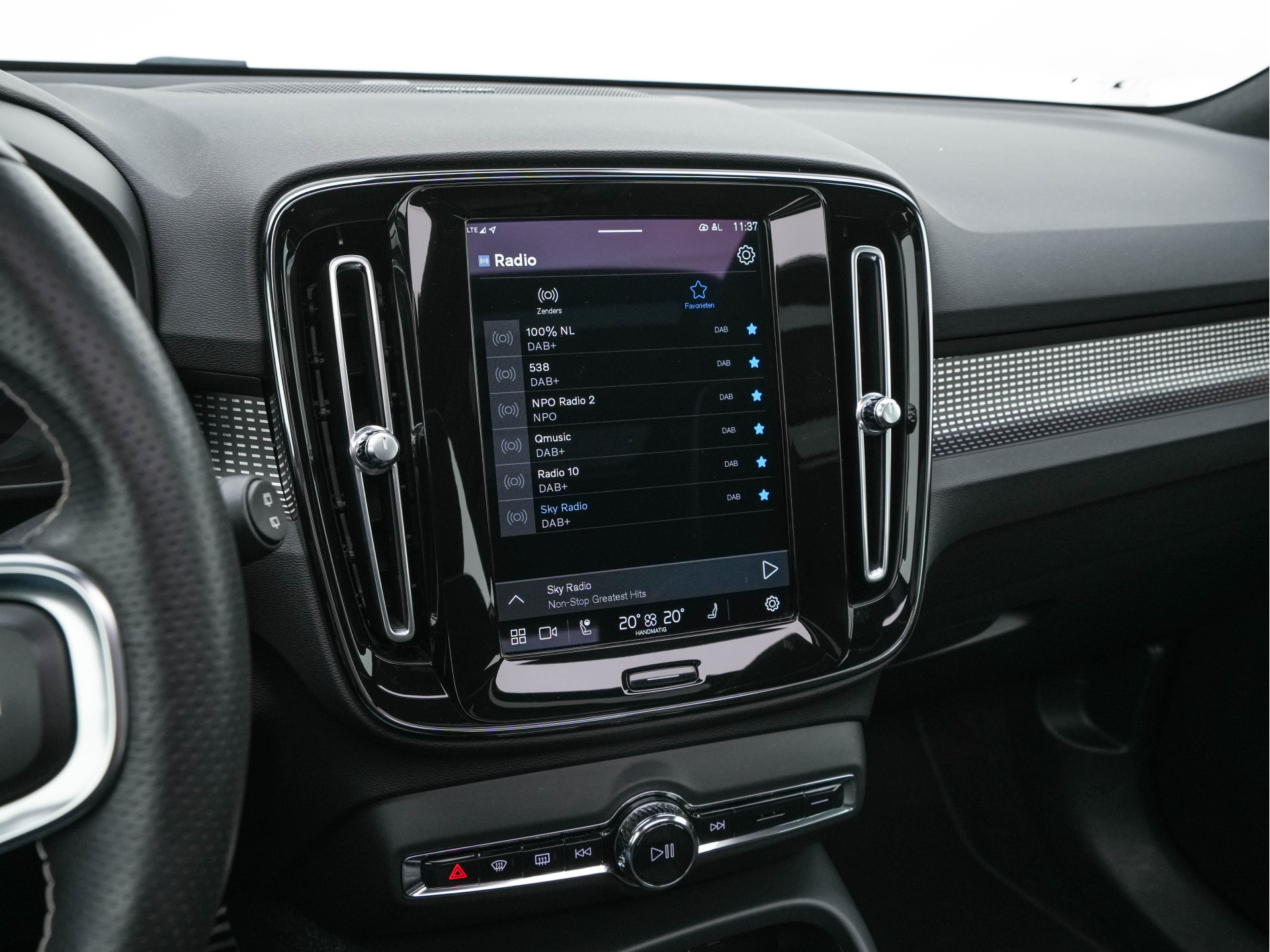 Volvo XC40 Recharge P8 AWD R-Design [ 3-Fase-11kW ] {SOH-90%} (INCL-BTW) Aut. *PANO | LEATHER-ALCANTARA | ADAPTIVE-CRUISE | DIGI-COCKPIT | FULL-LED | HARMAN/KARDON | CAMERA | NAVI-FULLMAP | ECC | PDC | KEYLESS | HEATED-SPORTSEATS | TOWBAR | 20''ALU*