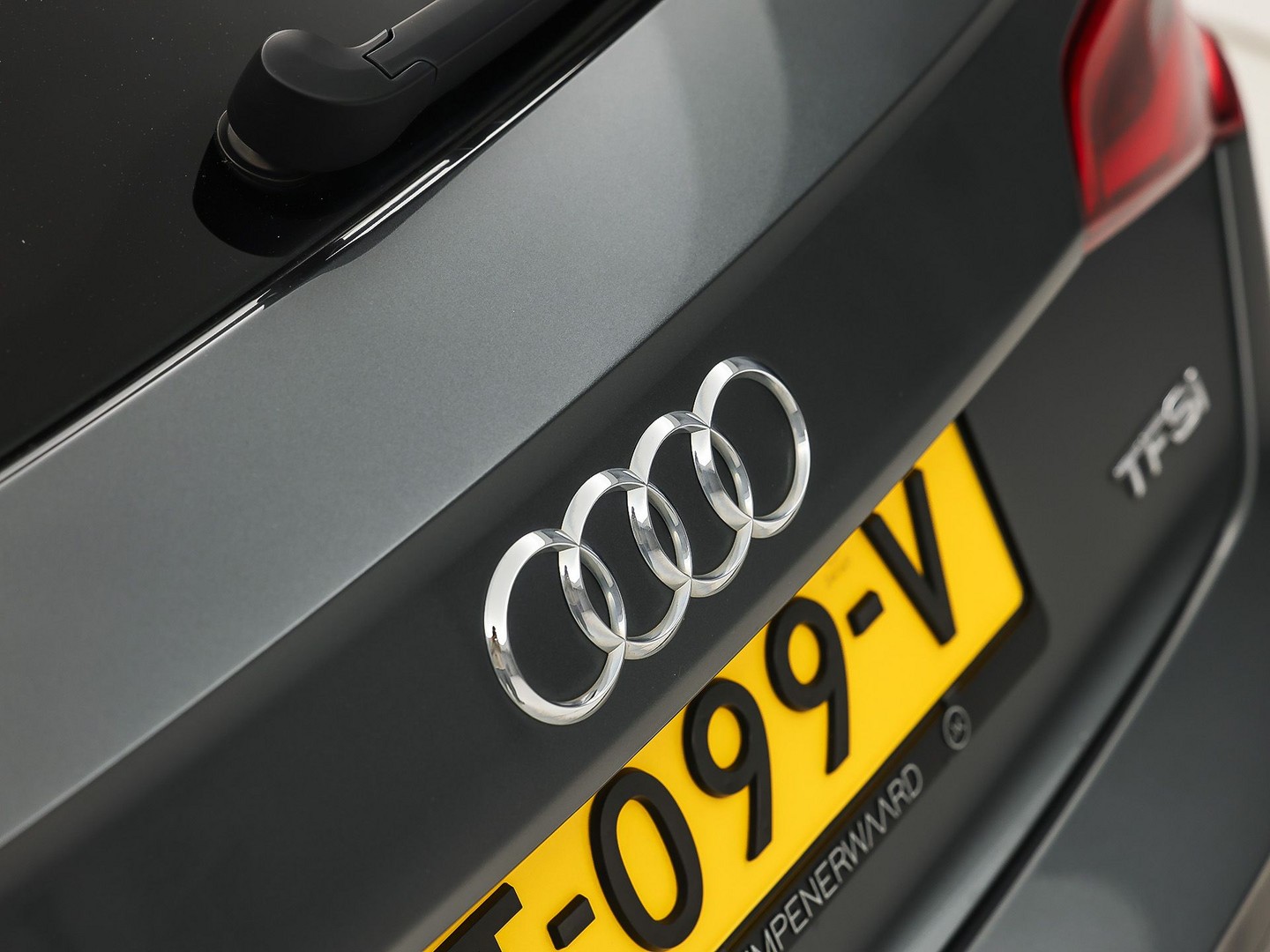 Audi A3 Sportback 1.4 TFSI S-Line Sport Automaat (NAVIGATIE, CLIMATE, LEDER/ALCANTARA, KEYLESS, SPORTSTOELEN, STOELVERWARMING, GETINT GLAS, CRUISE, NIEUWSTAAT)