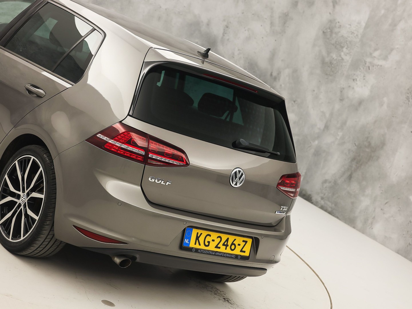 Volkswagen Golf 1.0 TSI Sportline Automaat (APPLE CARPLAY, NAVIGATIE, CAMERA, CLIMATE, SPORTSTOELEN, GETINT GLAS, LM VELGEN, CRUISE, NIEUWSTAAT)
