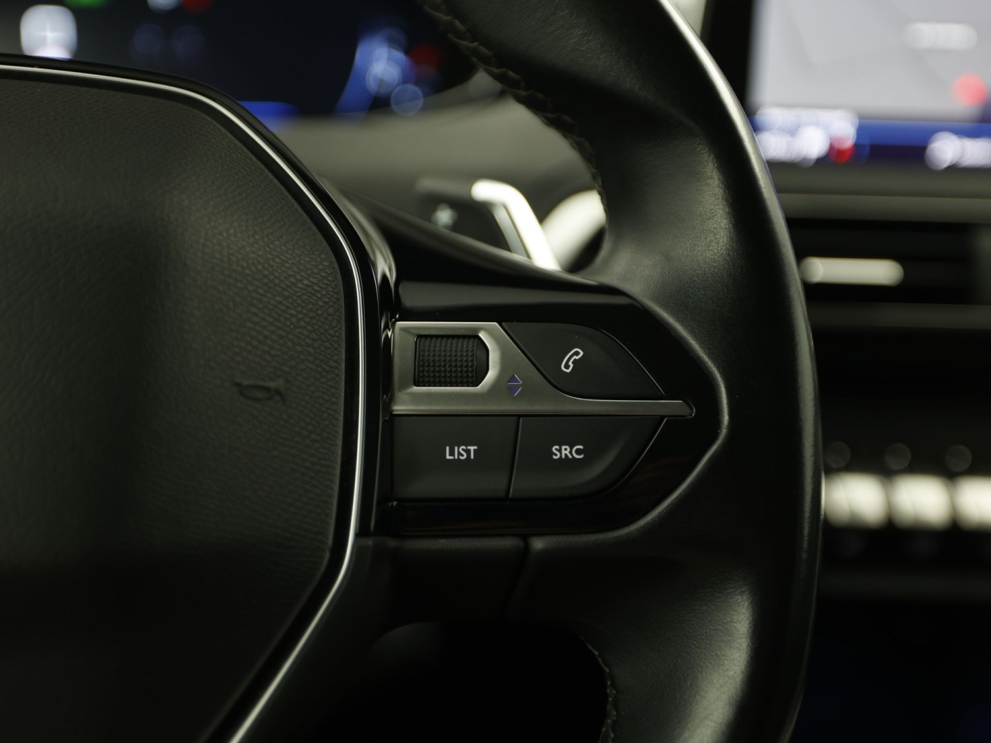 Peugeot 3008 1.2 PureTech Allure Sport Automaat (APPLE CARPLAY, GROOT NAVI, 360 CAMERA, STOELVERWARMING, LEDER, SPORTSTOELEN, ADAPTIVE CRUISE, GETINT GLAS, KEYLESS, NIEUWSTAAT)