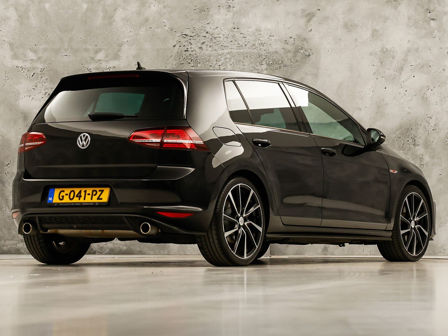Volkswagen Golf 2.0 TSI GTI 220Pk Automaat (NAVIGATIE, CLIMATE, LEDER, STOELVERWARMING, SPORTSTOELEN, GETINT GLAS, XENON, NIEUWSTAAT)