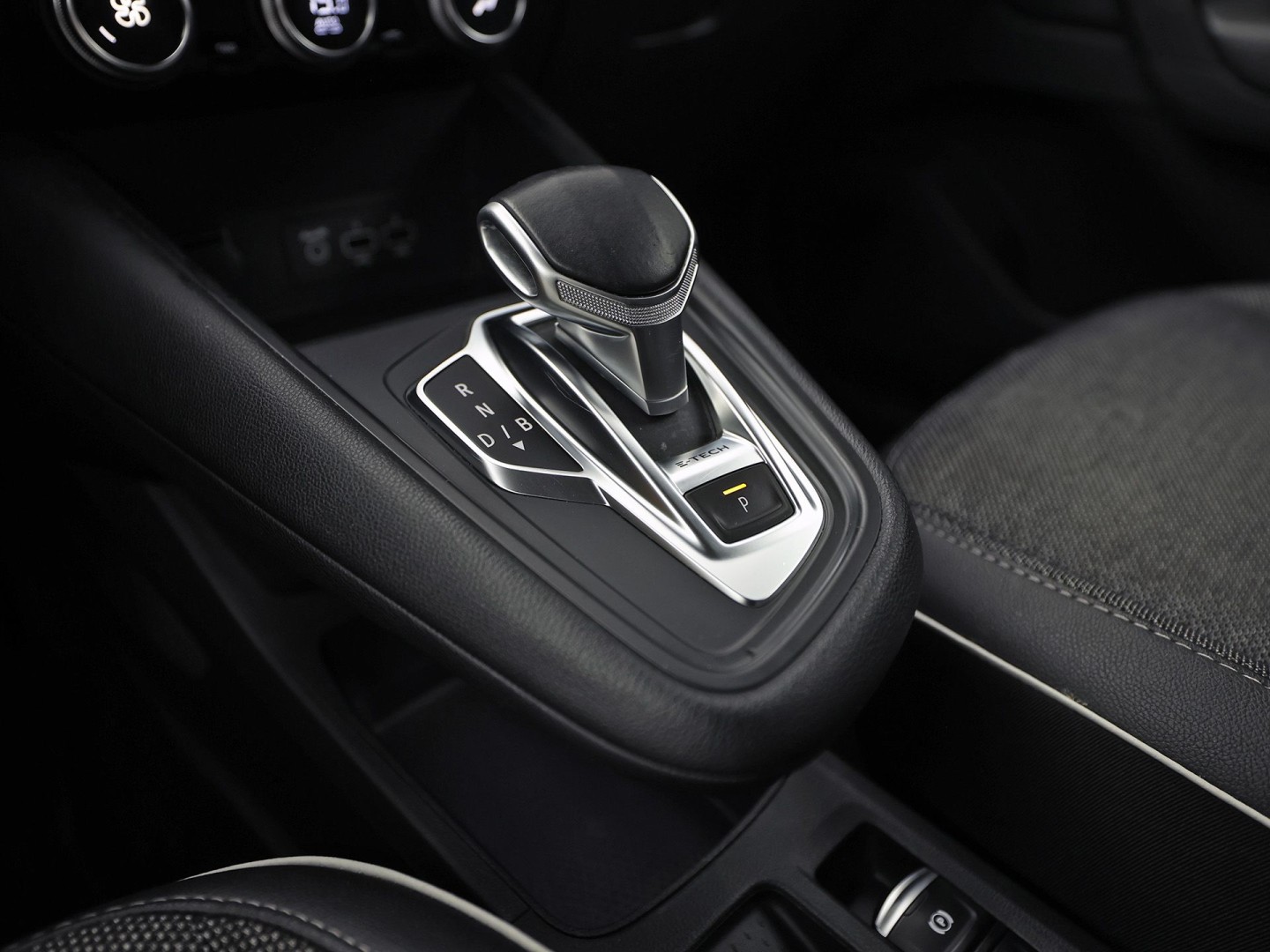 Renault Captur 1.6 E-Tech Plug-in Hybrid 160 Sport 160Pk Automaat (VIRTUAL COCKPIT, APPLE CARPLAY, GROOT NAVI, CAMERA, SPORTSTOELEN, LEDER, GETINT GLAS, LANE ASSIST, NIEUWSTAAT)