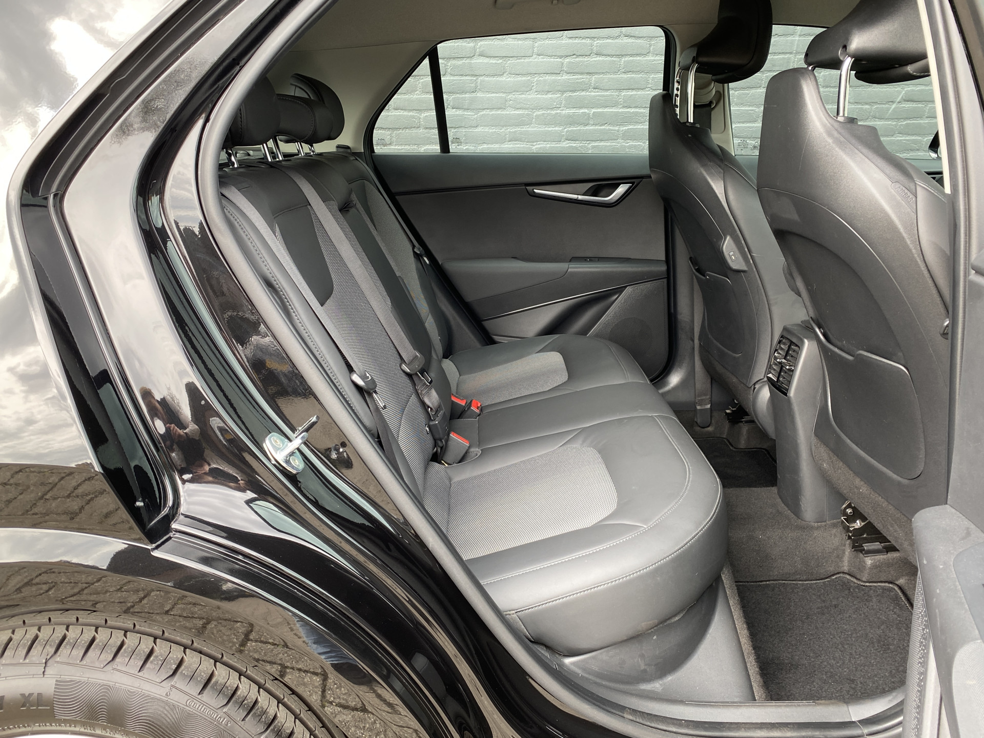Kia Niro 1.6 GDi PHEV 184 pk DynamicLine AUT. | 1e eigenaar | navigatie | adaptieve cruise | camera | 2 laadkabels | keyless entry