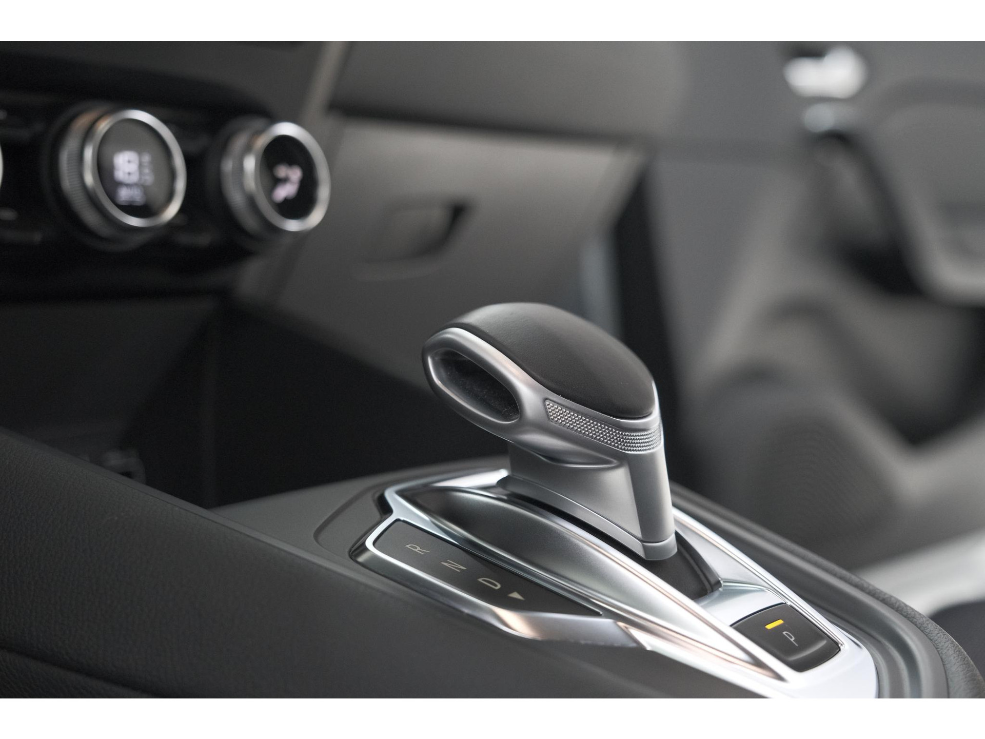 Renault Captur Mild Hybrid 140 EDC Techno | Camera | 9.3 Inch Scherm | Apple Carplay | Parkeersensoren | Allseason Banden | Stoelverwarming