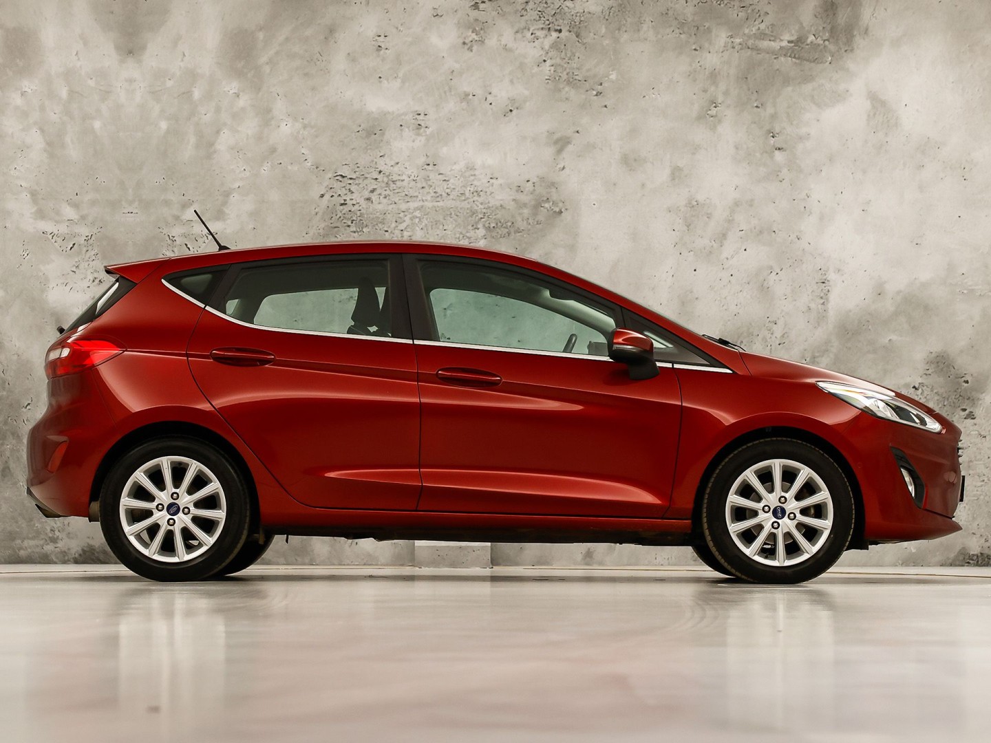 Ford Fiesta 1.0 EcoBoost Titanium (APPLE CARPLAY, GROOT NAVI, CLIMATE, CAMERA, KEYLESS, SPORTSTOELEN, ADAPTIVE CRUISE, LM VELGEN, NIEUWSTAAT)