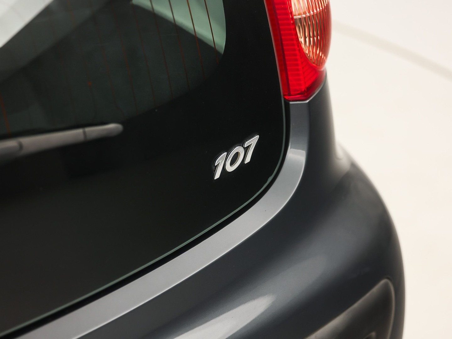 Peugeot 107 1.0-12V Sport (5 DEURS, AIRCO, TOERENTELLER, SPORTSTOELEN, RADIO, ELEK RAMEN, NIEUWE APK, NIEUWSTAAT)