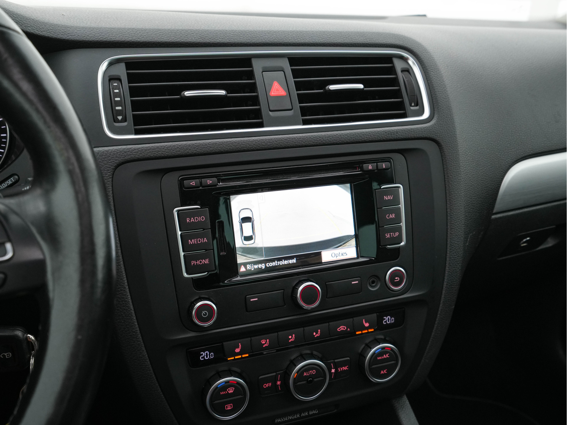 Volkswagen Jetta 1.4 TSI Hybrid Highline Executive-Pack Aut. *PANO | BI-XENON | NAVI-FULLMAP | CAMERA | HEATED-COMFORTSEATS | ECC | PDC | PRIVACY-GLASS | CRUISE | RADIO-CD | SHIFT-PADDLES | 17''ALU*