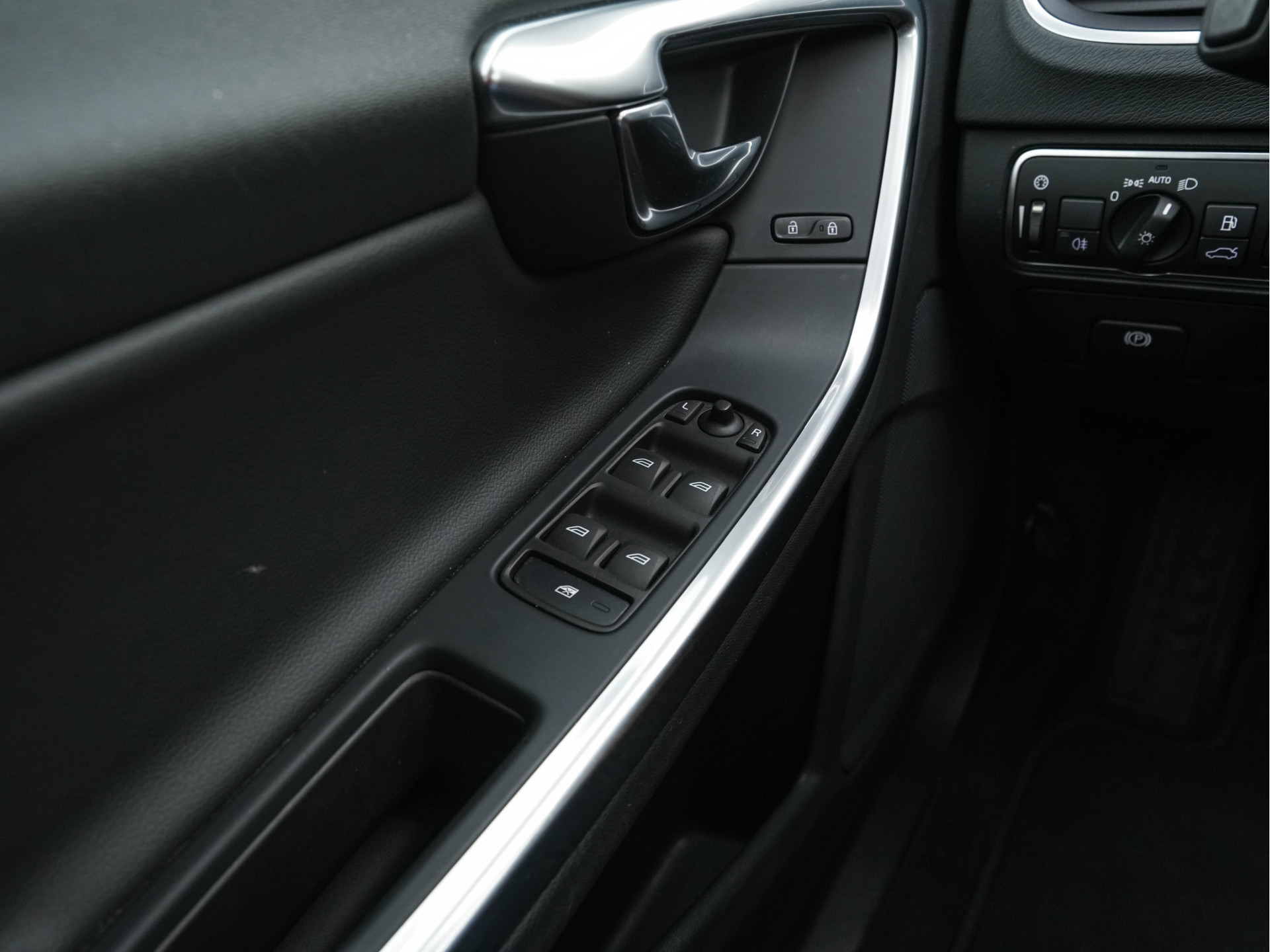 Volvo S60 2.0 D4 Kinetic Business-Pack-Connect *NAVI-FULLMAP | COMFORT-SEATS | ECC | PDC | CRUISE | TOWBAR | 16''ALU *