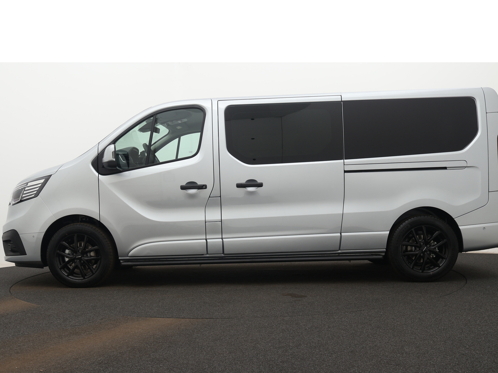 Renault Trafic 170PK L2H1 | 2 SCHUIFDEUREN | Luxe | DC DUBBEL CABINE BLACK EDITION | FULL OPTION | NAVIGATIE | CAMERA | KEYLESS | PARKEERSENSOREN