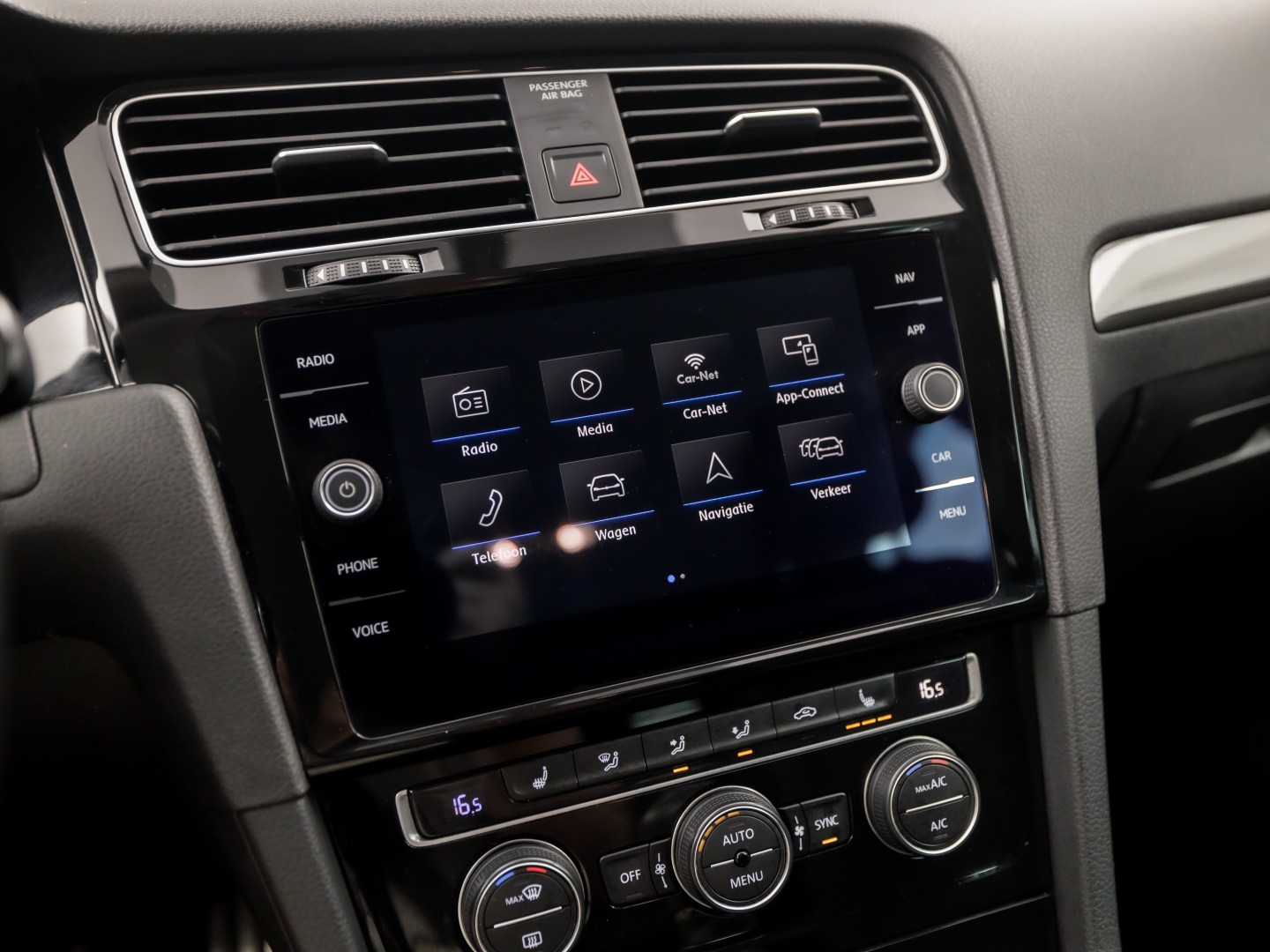 Volkswagen Golf 1.0 TSI Sportline (APPLE CARPLAY, GROOT NAVI, CLIMATE, STOELVERWARMING, SPORTSTOELEN, LM VELGEN, GETINT GLAS, PARKEERSENSOREN, NIEUWSTAAT)