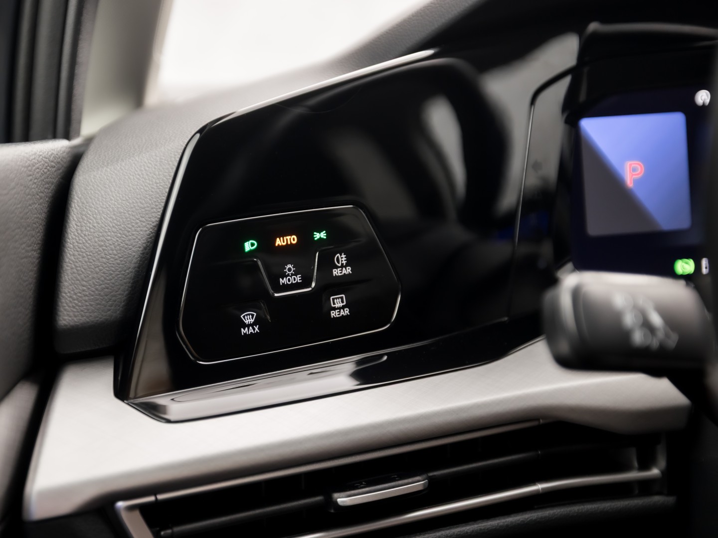 Volkswagen Golf 1.5 TSI Sport 150Pk Automaat (APPLE CARPLAY, GROOT NAVI, STUUR/STOELVERWARMING, SPORTSTOELEN, GETINT GLAS, SFEERVERLICHTING, KEYLESS, NIEUWSTAAT)