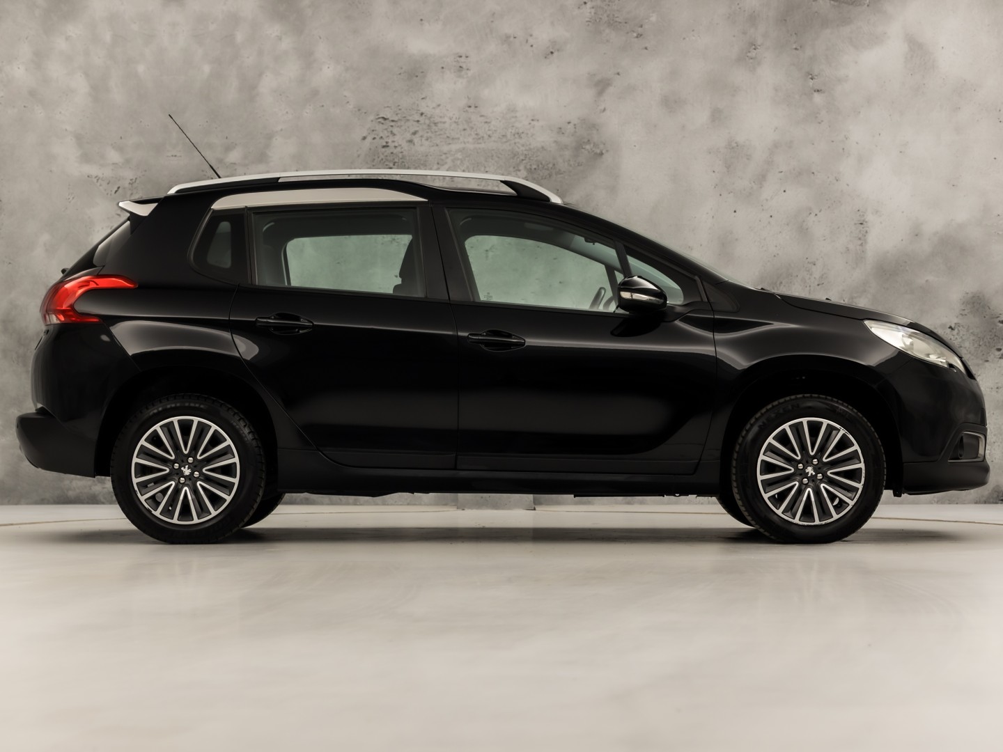 Peugeot 2008 1.2 VTi Sport (PANORAMADAK, NAVIGATIE, PARKEERSENSOREN, SPORTSTOELEN, CRUISE, NIEUWE APK, NIEUWSTAAT)