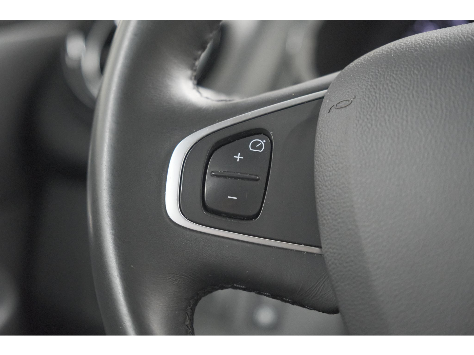 Renault Clio Estate 1.5 dCi ECO Dynamique | Parkeersensoren voor + achter | Armsteun | Navigatie