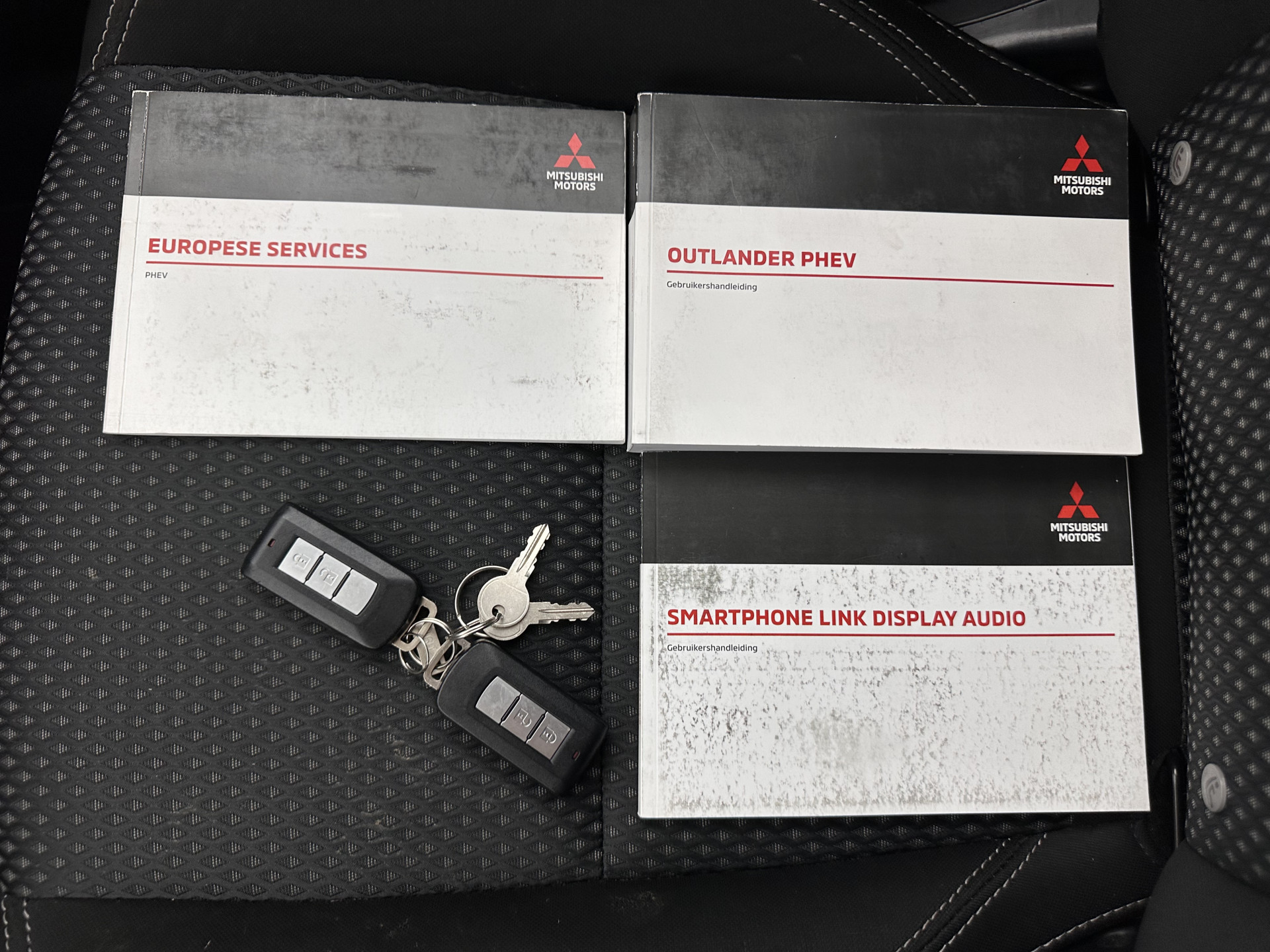 Mitsubishi Outlander 2.4 PHEV Pure (Plug-In) (INCL-BTW)  Aut *FULL-LED | KEYLESS | CAMERA | HEATED-COMFORTSEATS | ECC | SHIFTPADDLES | PDC | CRUISE | CARPLAY | PRIVACY-GLASS | DAB | TOWBAR | 16''ALU*