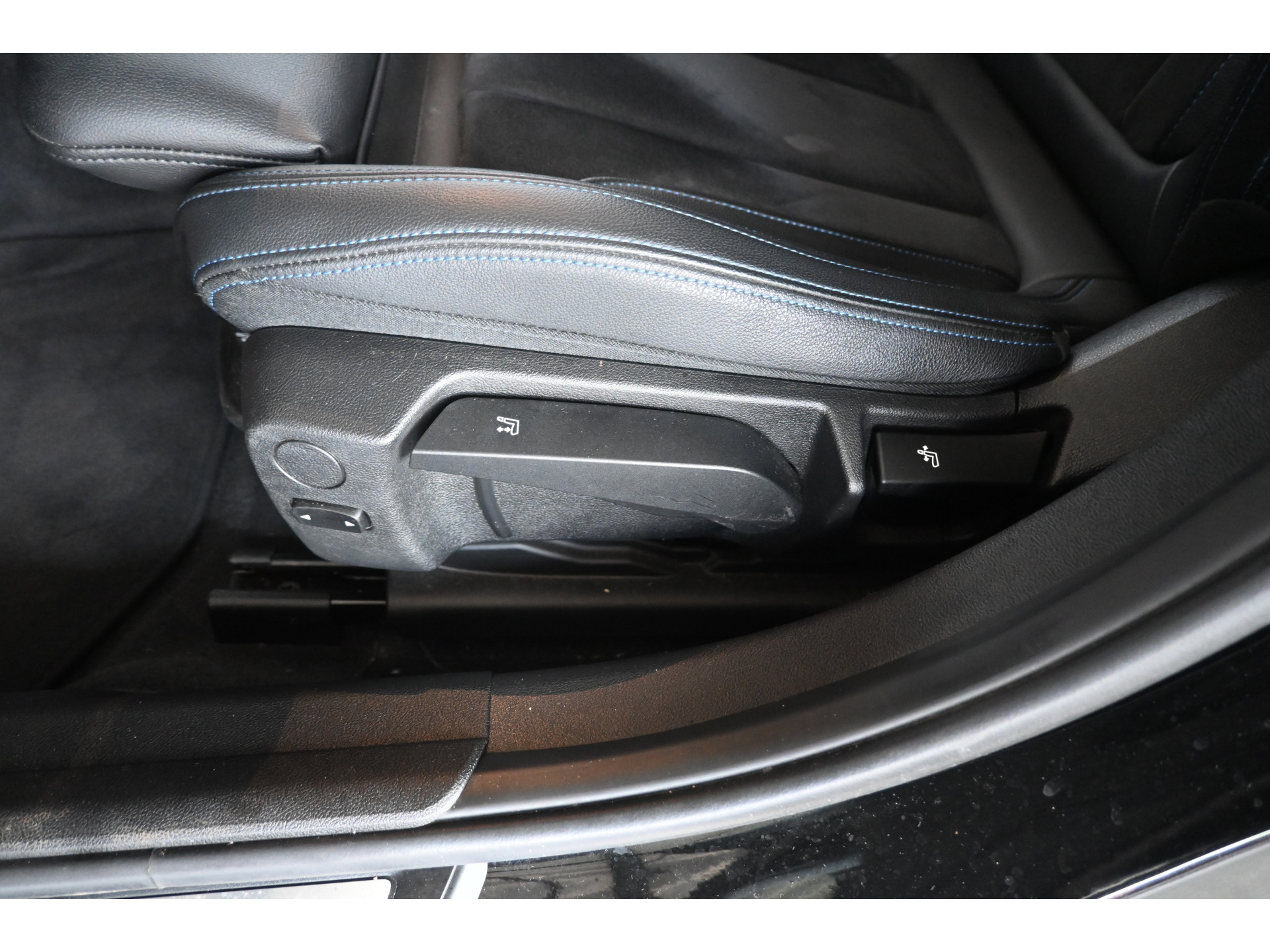 BMW 3-serie Touring 320i Automaat Business Edition Plus M-Pakket Navigatie LED Panoramadak Goed Onderhouden! Inruil Mogelijk!