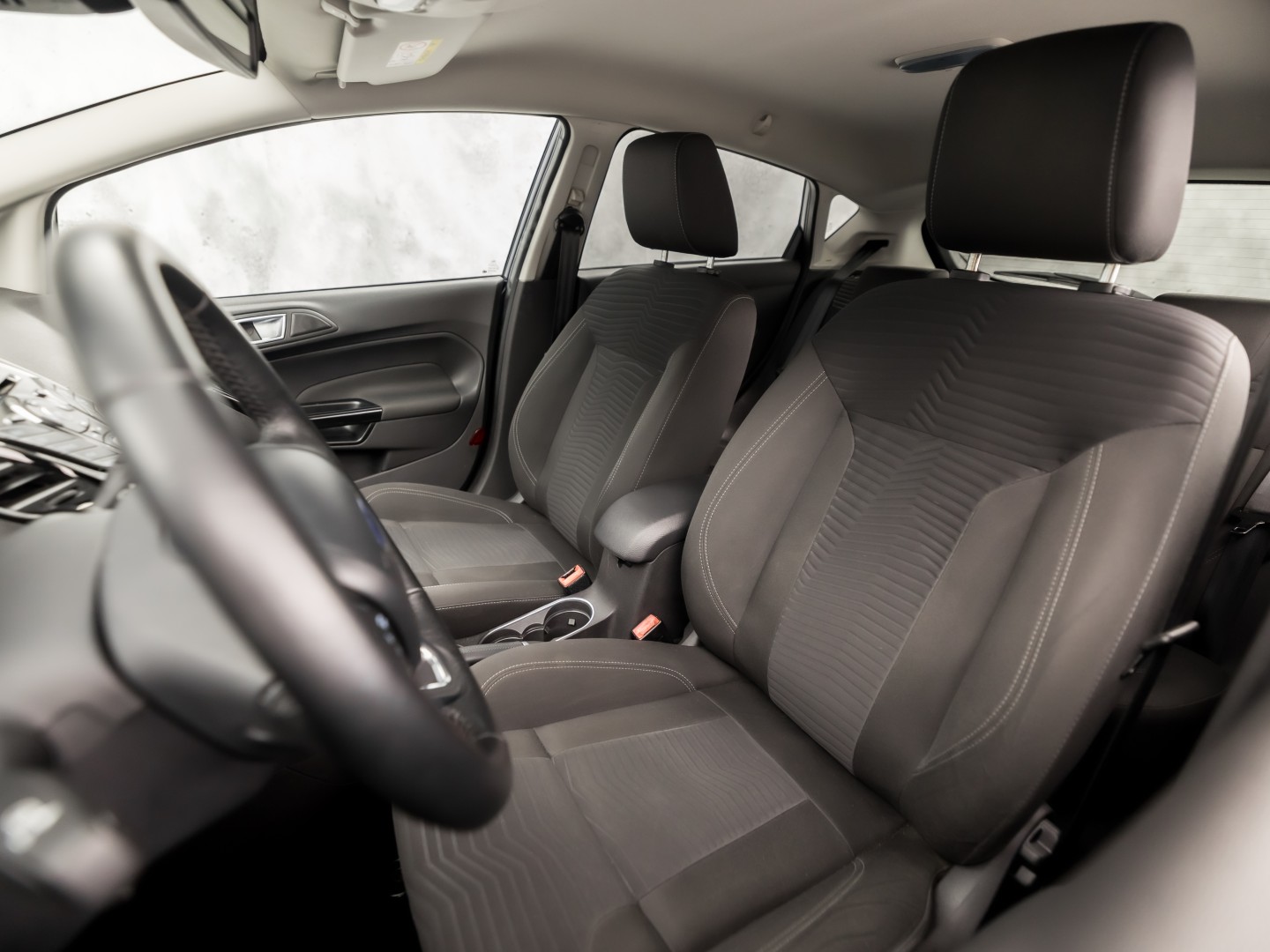 Ford Fiesta 1.0 EcoBoost Titanium Sport 101Pk (NAVIGATIE, 1e EIGENAAR, CLIMATE, STOELVERWARMING, SPORTSTOELEN, GETINT GLAS, CRUISE, PARKEERSENSOREN, TREKHAAK, LM VELGEN, NIEUWSTAAT)