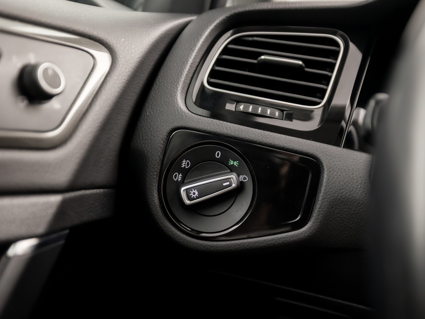 Volkswagen Golf 1.0 TSI Sportline (APPLE CARPLAY, GROOT NAVI, CLIMATE, STOELVERWARMING, SPORTSTOELEN, LM VELGEN, GETINT GLAS, PARKEERSENSOREN, NIEUWSTAAT)