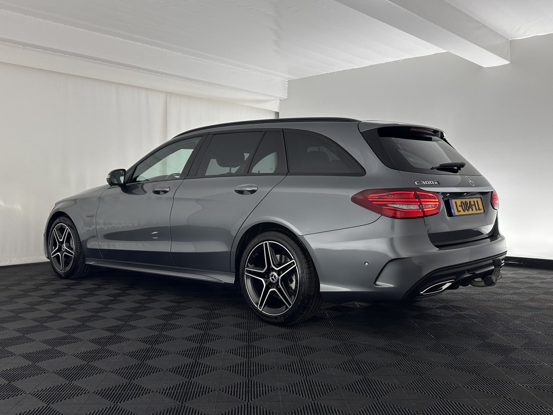 Mercedes-Benz C-klasse Estate 300 e AMG Limited Business Solution ( Plug-in ) (INCL-BTW) Aut. *LEATHER-ALCANTARA | FULL-LED | NAVI-FULLMAP | TOPVIEW | BLINDSPOT | PREMIUM-AUDIO | DAB | CARPLAY | AMBIENTLIGHT | DIGI-COCKPIT | SPORTSEATS | TOWBAR | 18"ALU*