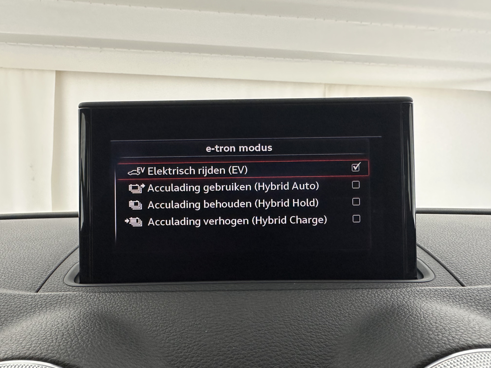 Audi A3 Sportback 1.4 e-tron Plug-In Pro Line plus Aut. *LEATHER-FABRIC | FULL-LED | NAVI-FULLMAP | KEYLESS | SPORT-SEATS | AUDI-SOUND | TOWBAR | 17''ALU*