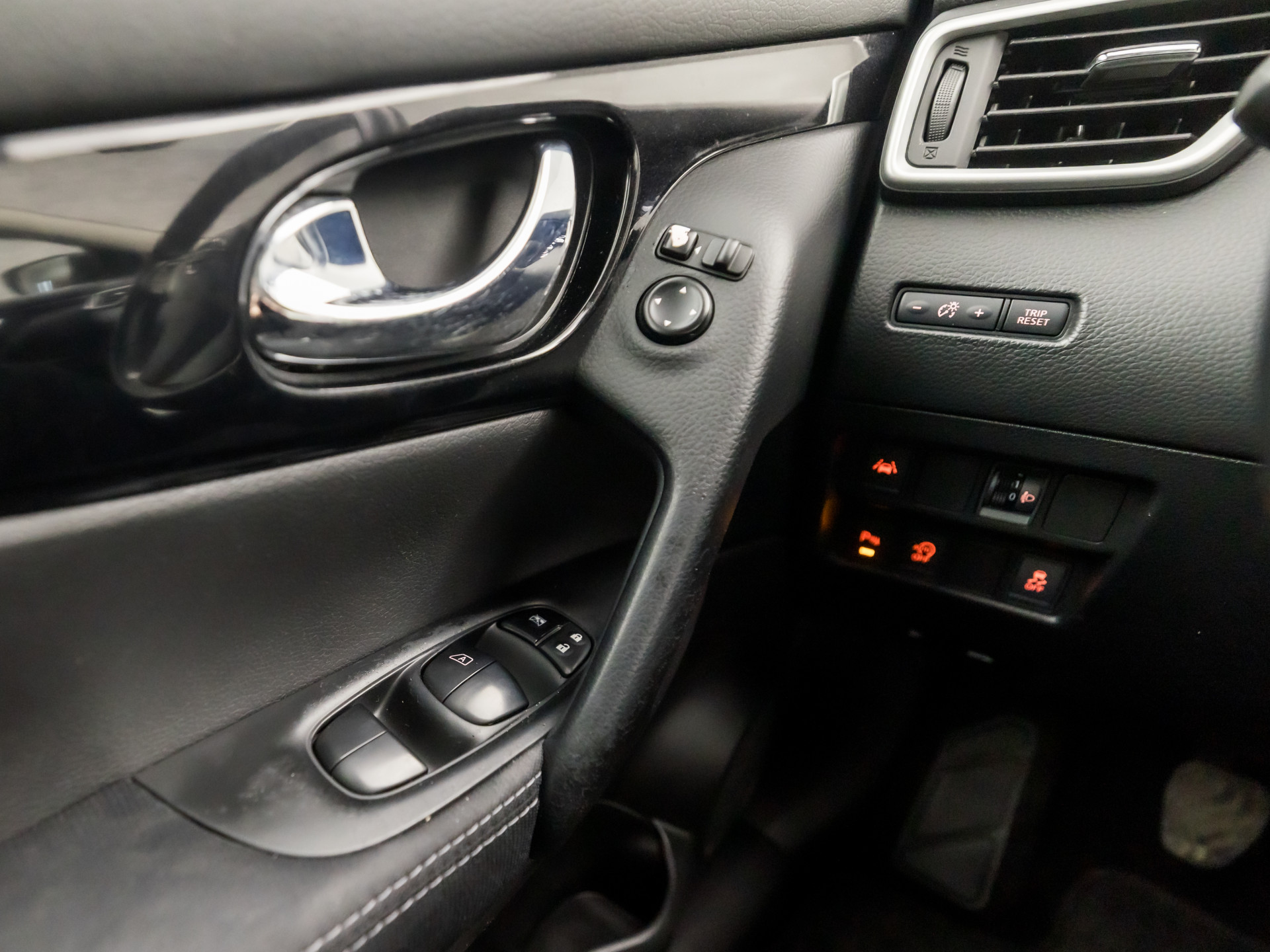 Nissan Qashqai 1.2 Acenta Sport (NAVIGATIE, CLIMATE, STOELVERWARMING, CAMERA, SPORTSTOELEN, PARKEERSENSOREN, CRUISE, NIEUWE APK, NIEUWSTAAT)