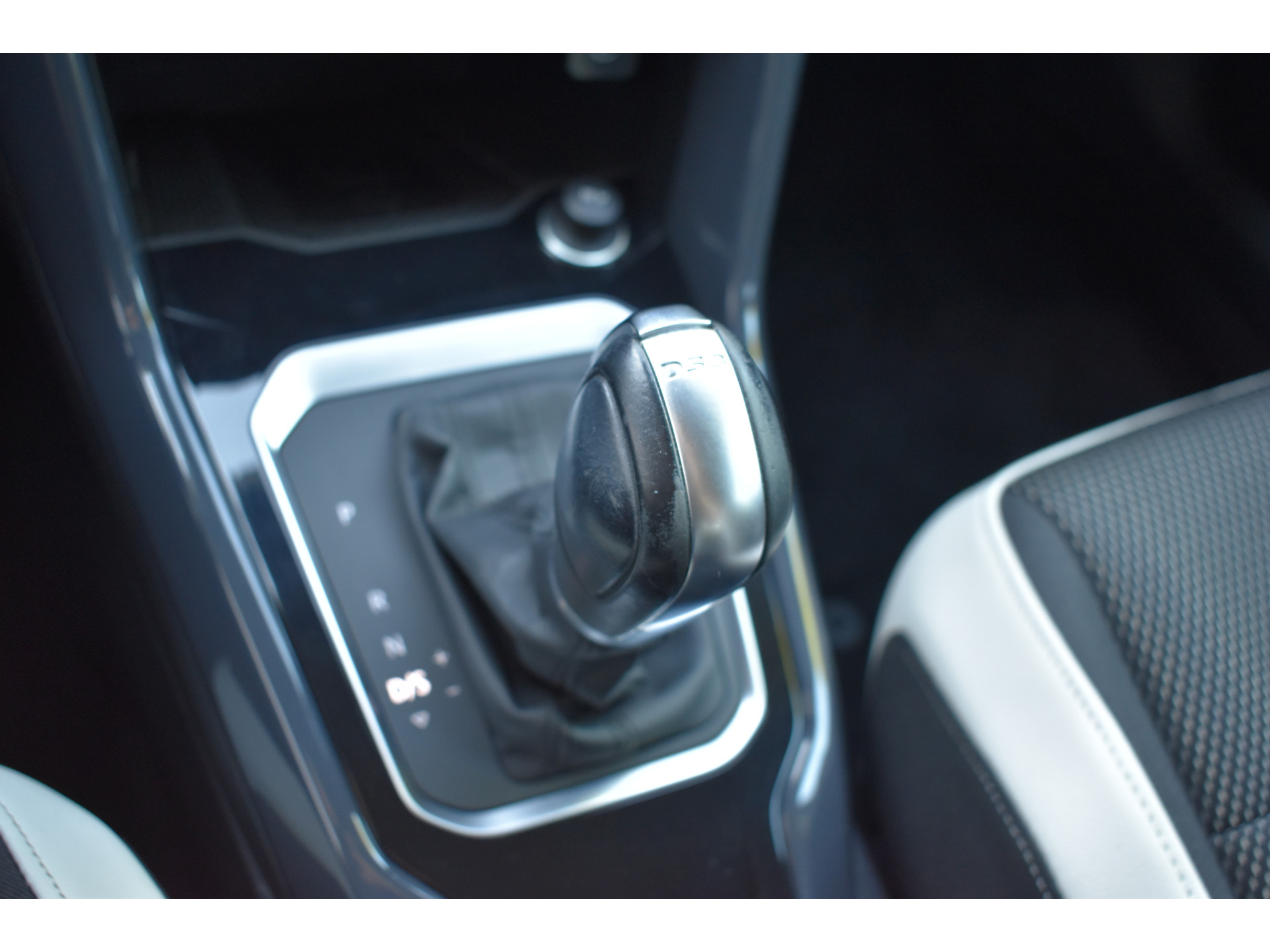 Volkswagen T-Roc 1.5 TSI Sport Business R Carplay Automaat R-line Zwart dak