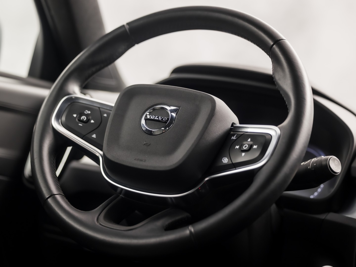 Volvo XC40 1.5 T4 Recharge Inscription 211Pk Automaat (APPLE CARPLAY, STUUR/STOELVERWARMING, MEMORY SEATS, CAMERA, STOELVERWARMING ACHTER, KEYLESS, GETINT GLAS, ELEK ACHTERKLEP, ZWART HEMEL, NIEUWSTAAT)